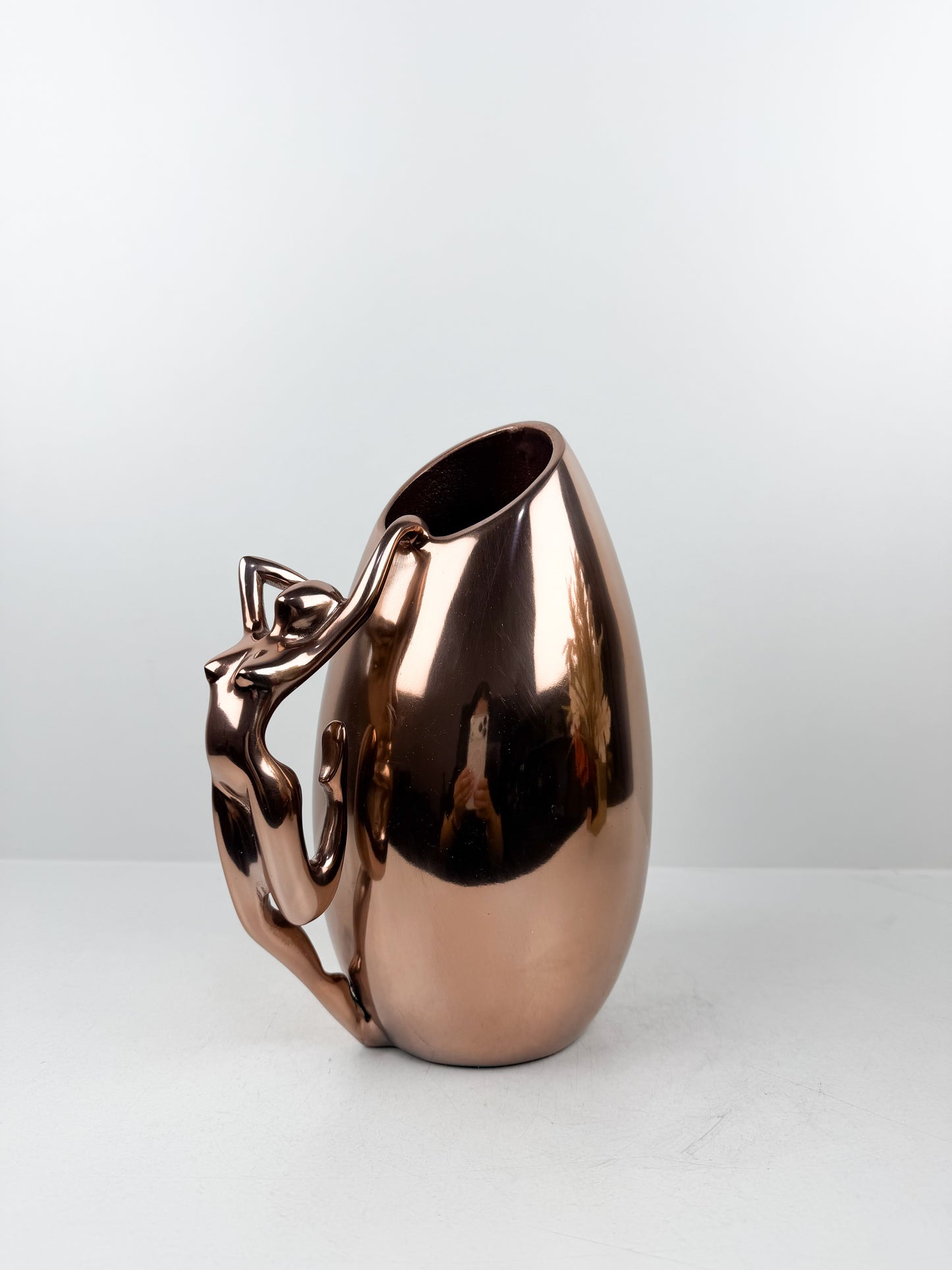 Vase élégant orné d'une silhouette féminine en cuivre