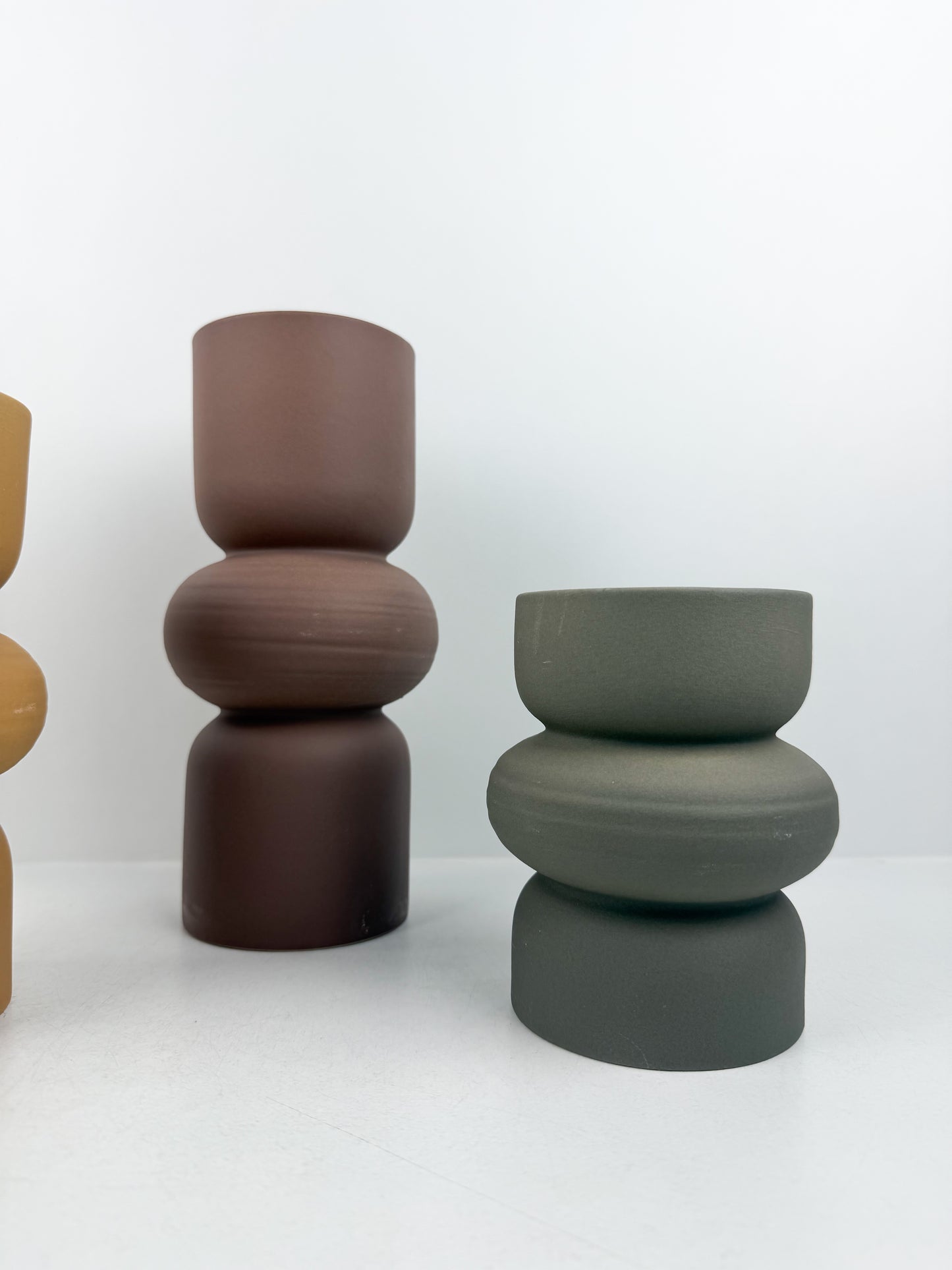 Trio de vases aux formes épurées et aux teintes contrastées
