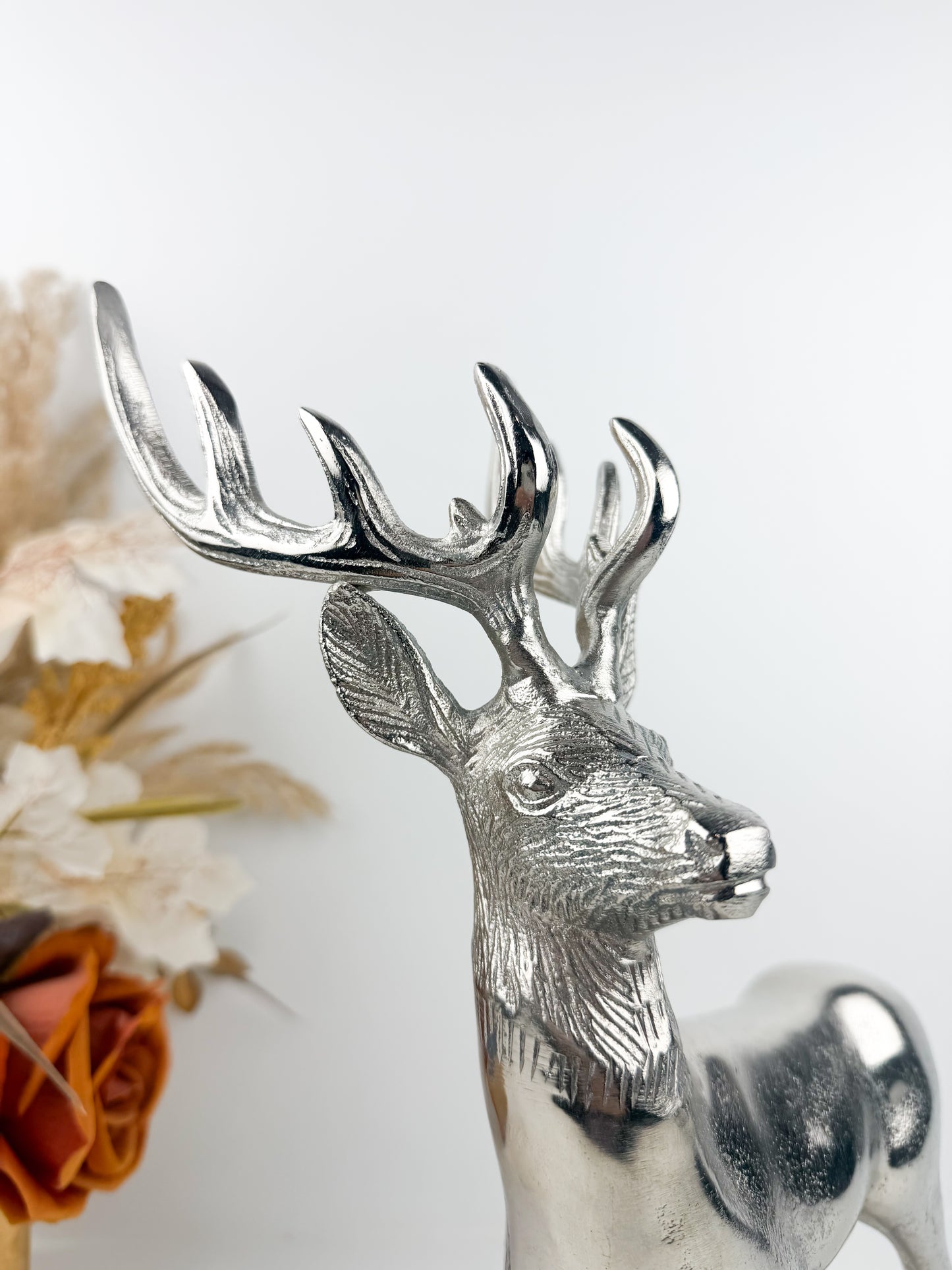 Sculpture de cerf argenté en métal élégant