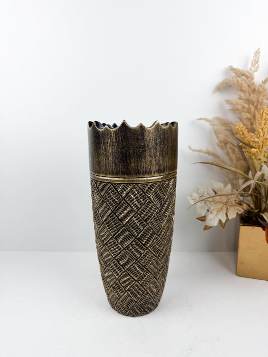 Vase en résine noir aux motifs dorés