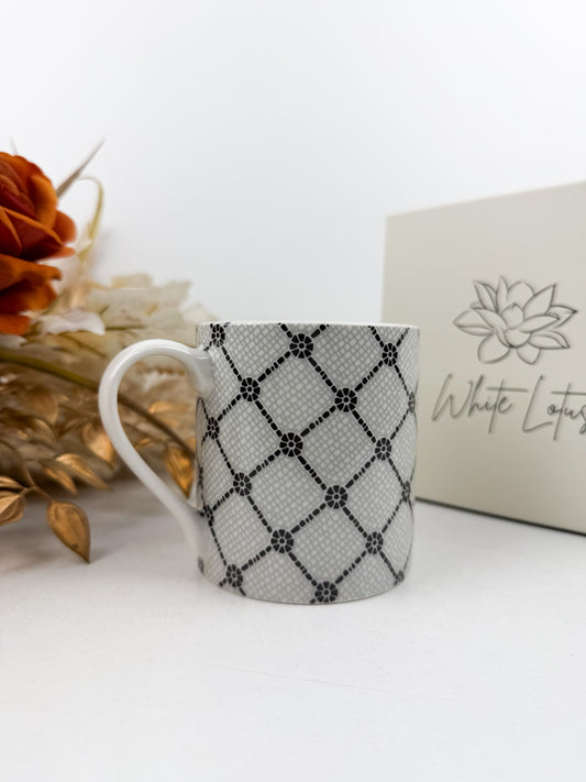 Mug à café en céramique de haute qualité, orné d'un élégant motif triller en noir et blanc