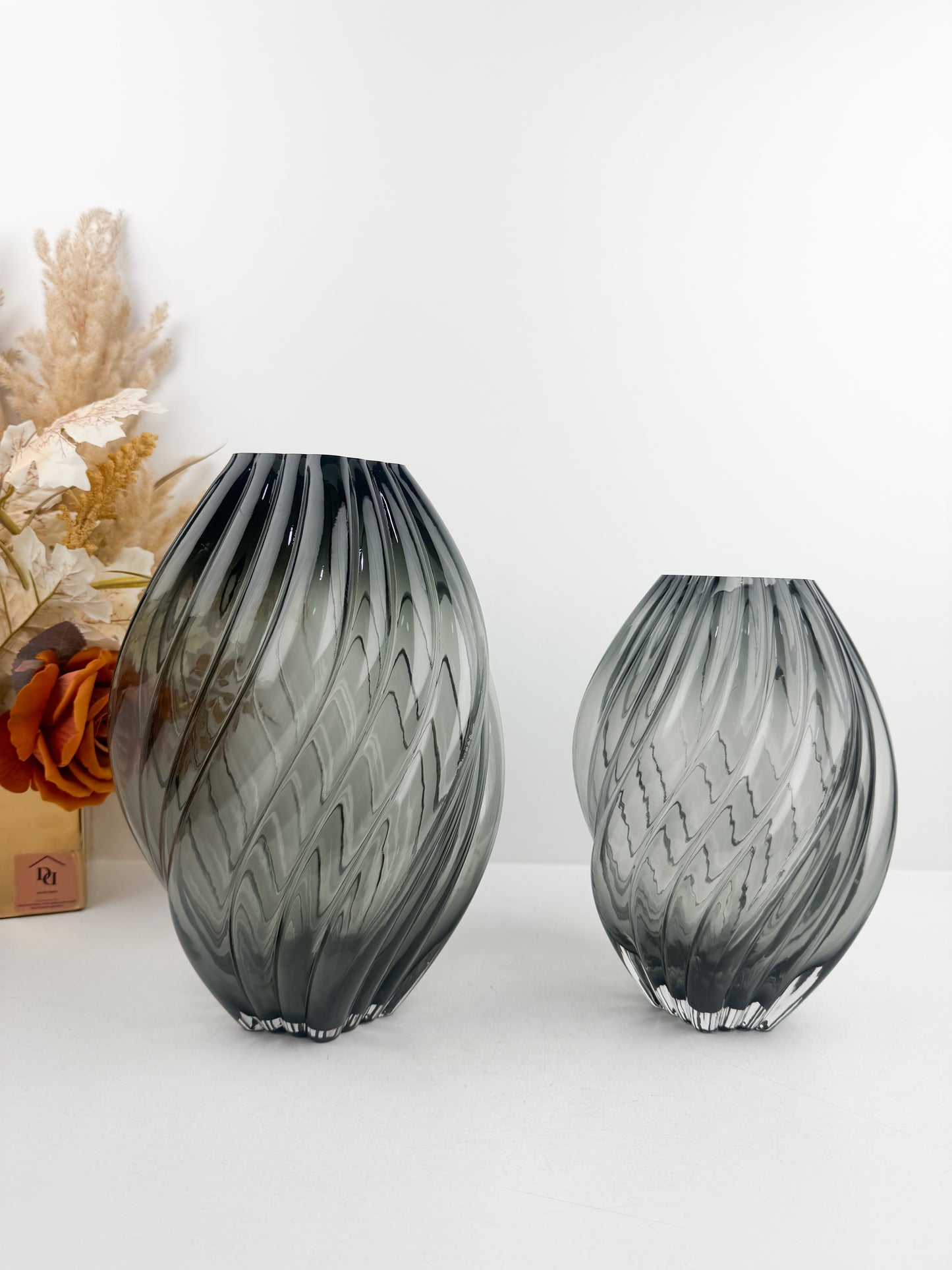 Duo de vases en verre gris aux finitions impeccables