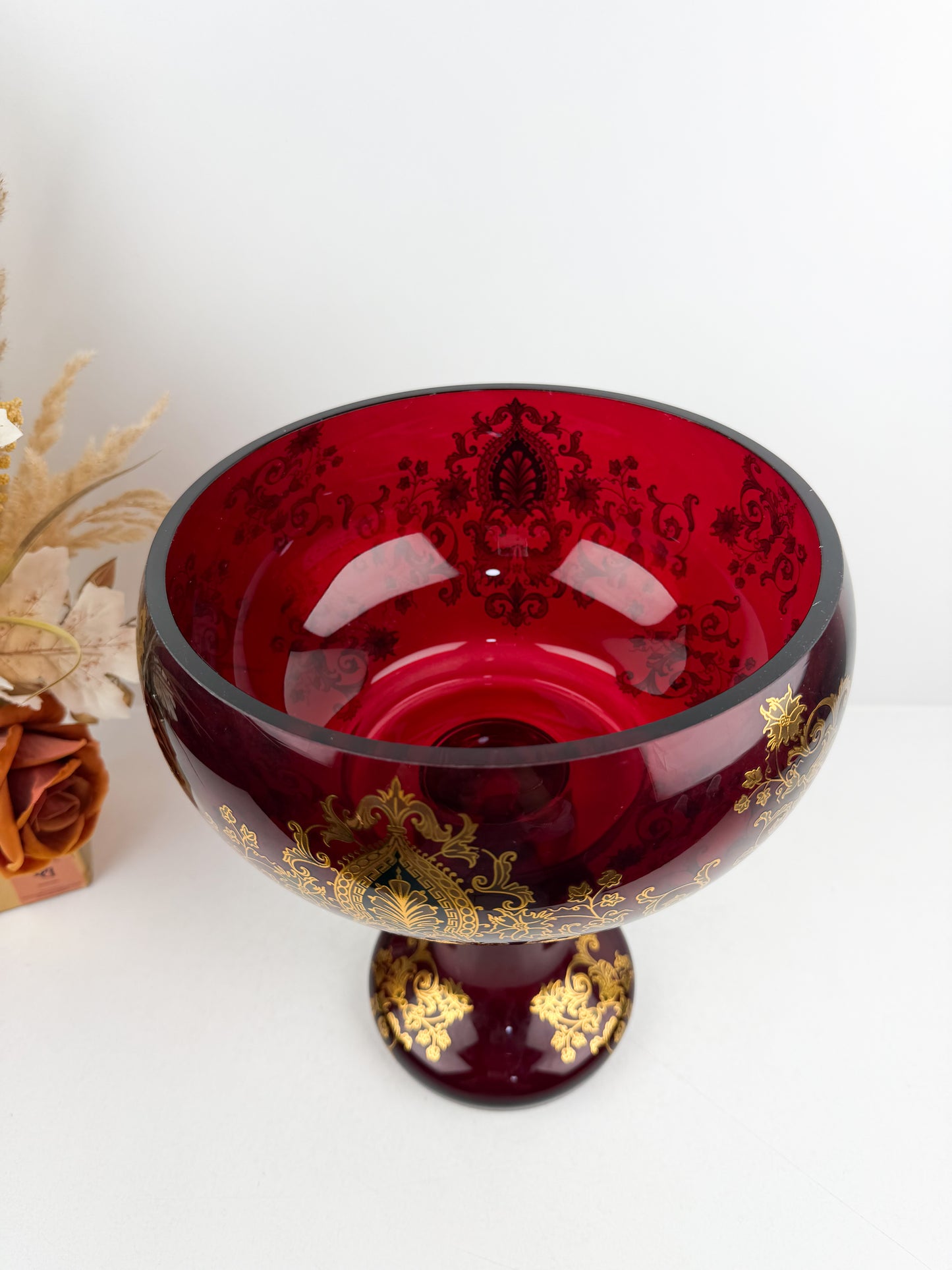 Présentoir élégant et luxueux en rouge profond en cristal