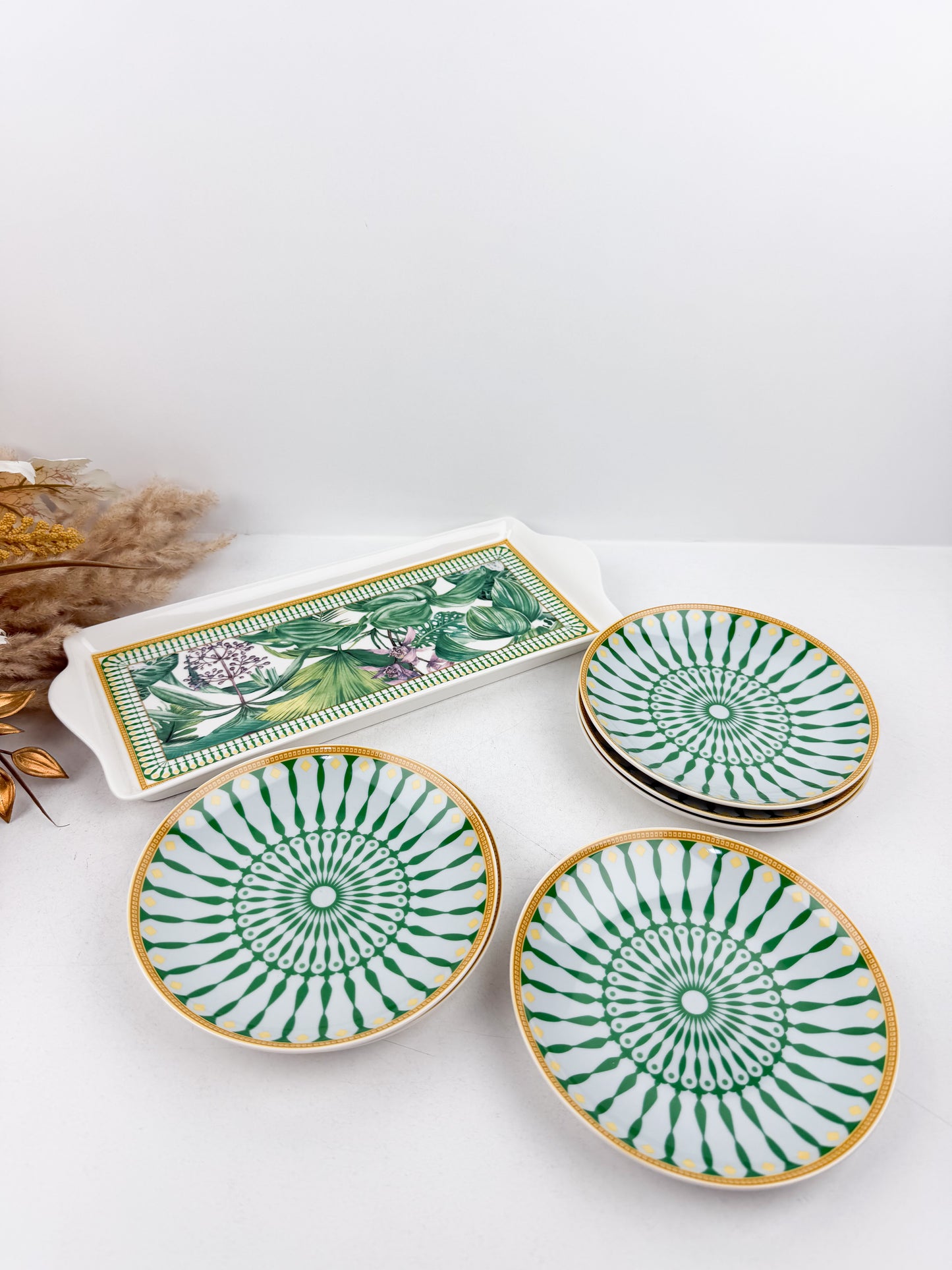 Grande assiette de service accompagnée de six assiettes assorties de motifs jungle