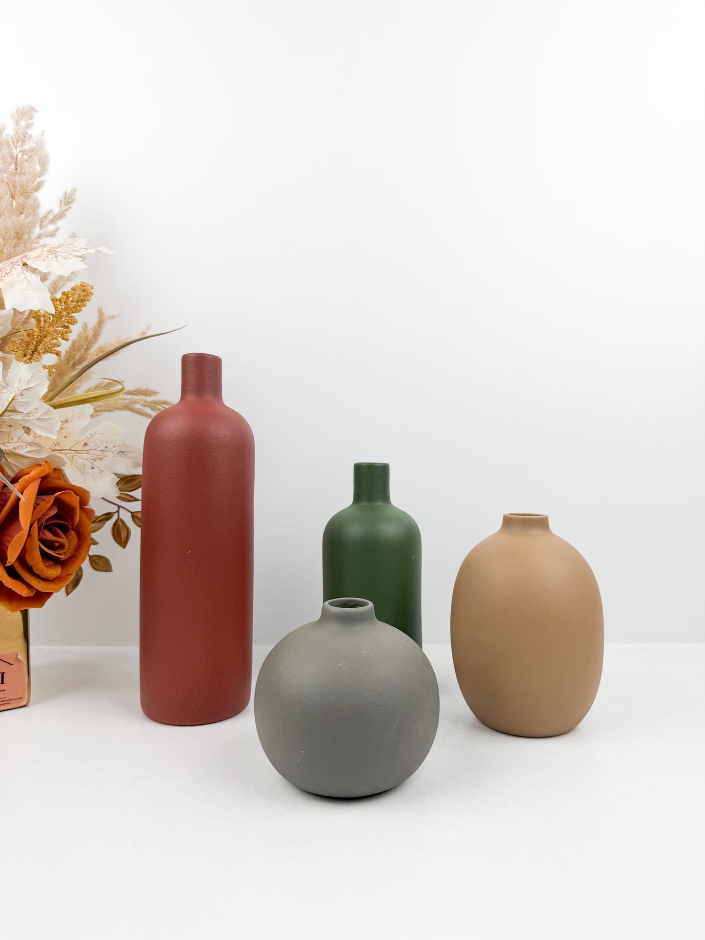 Ensemble de quatre mini vases aux formes et couleurs variées