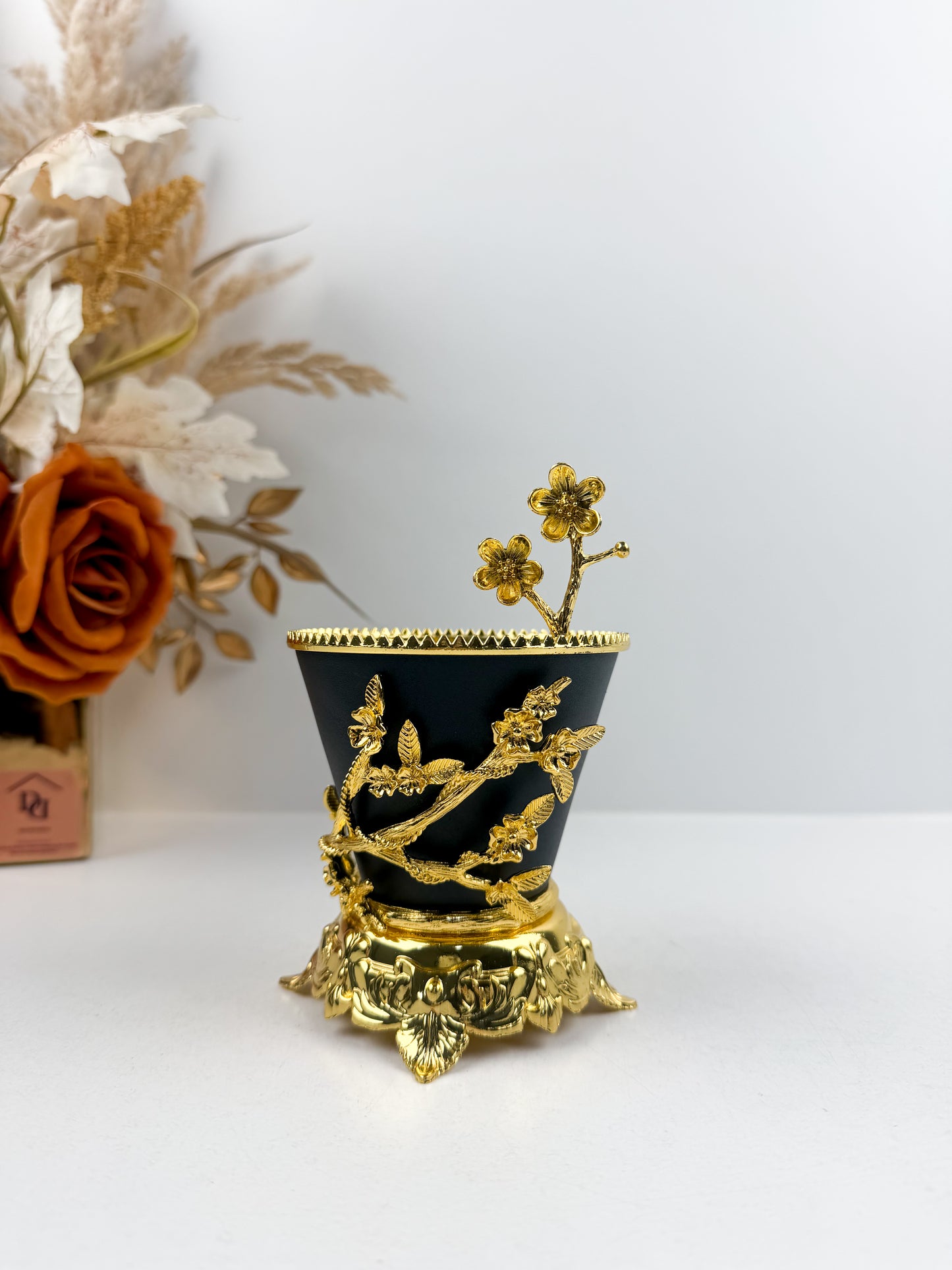 Encensoir noir avec des détails métalliques dorés chic