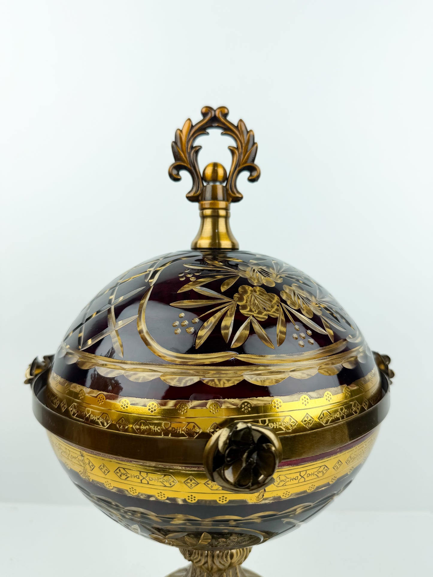 Bonbonnière décorative aux lignes élégantes, ornée d'un motif floral raffiné.