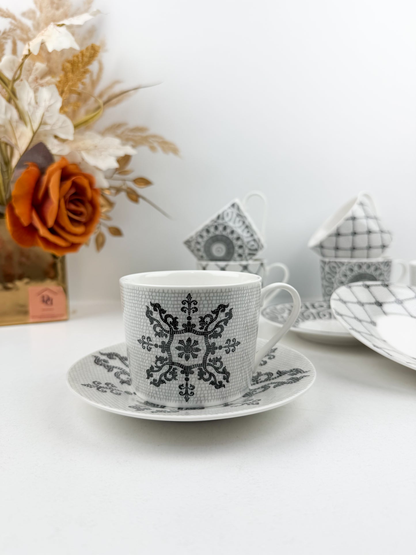 Service de six tasses et six sous-tasses à café au lait en porcelaine blanc et noir