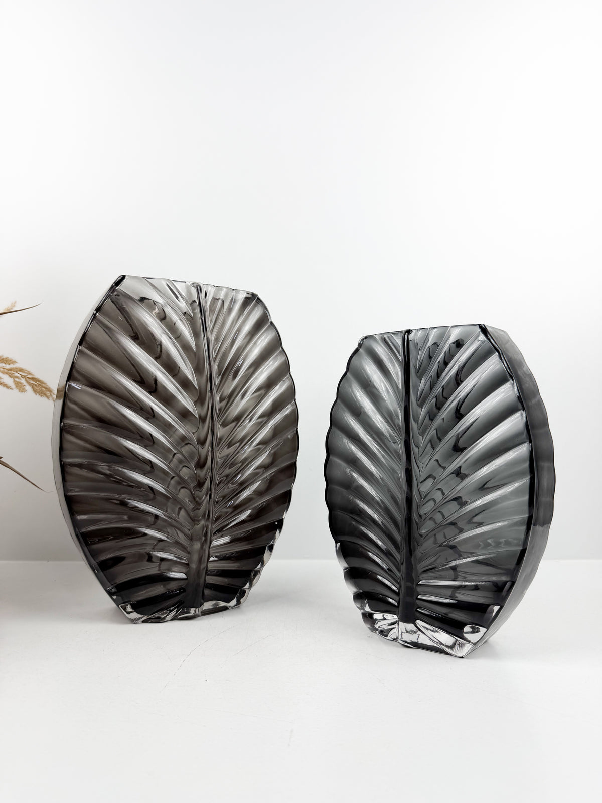 Duo de vases décoratifs gris sculptés en forme de feuille .