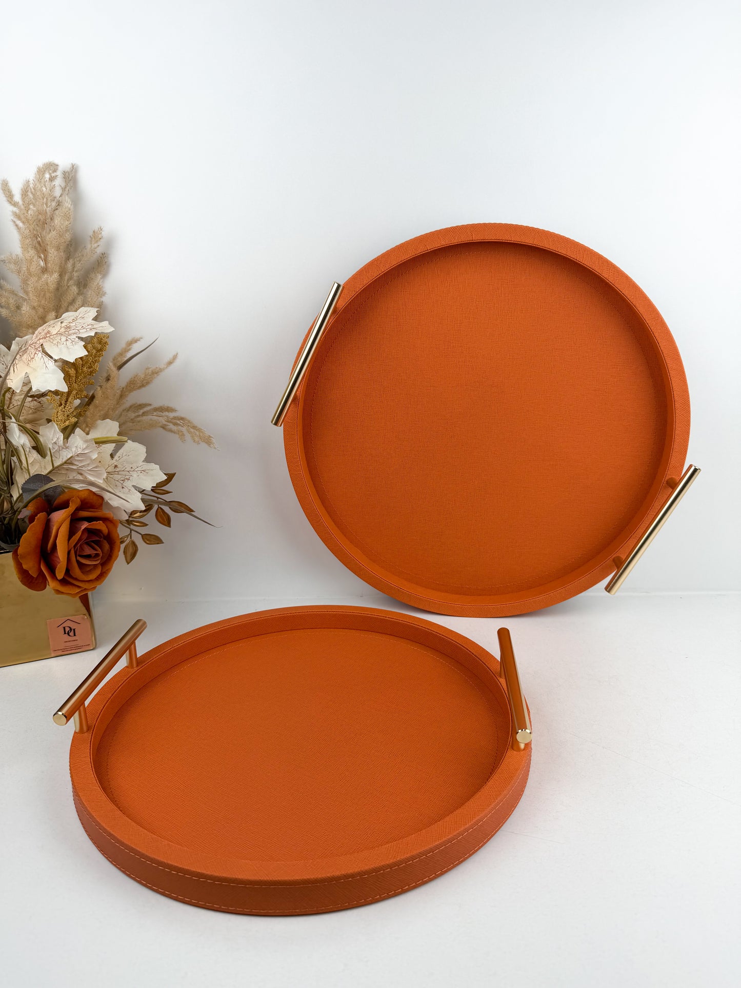 Ensemble de plateaux en cuir avec poignées en métal texturé orange