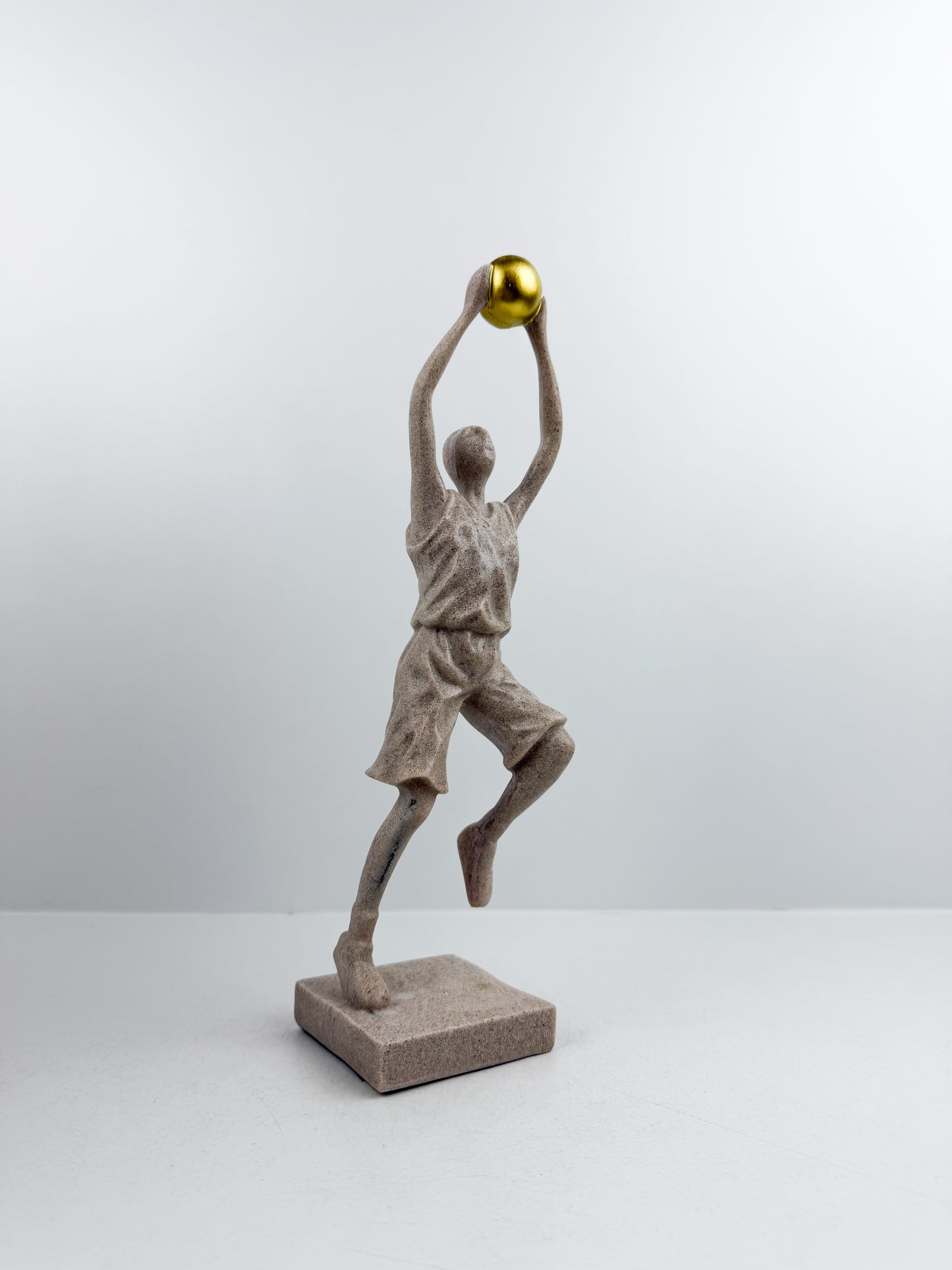 Figurine décorative d'un joueur de basketball élégant.