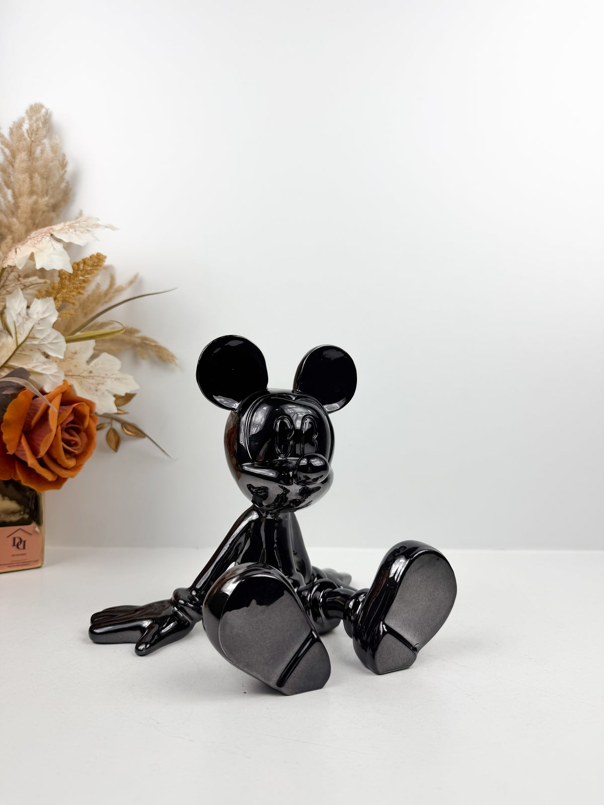 Statuette décorative en résine de Mickey Mouse en position assise.