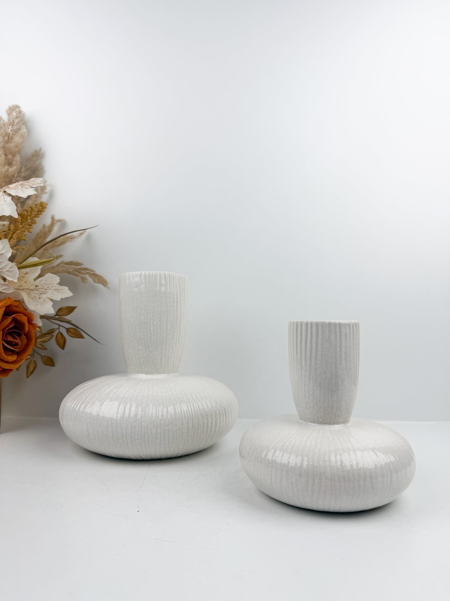 Duo de vases solitaires en céramique blanc cassé avec un col Strié.