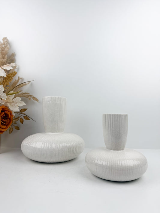 Duo de vases solitaires en céramique blanc cassé avec un col Strié.