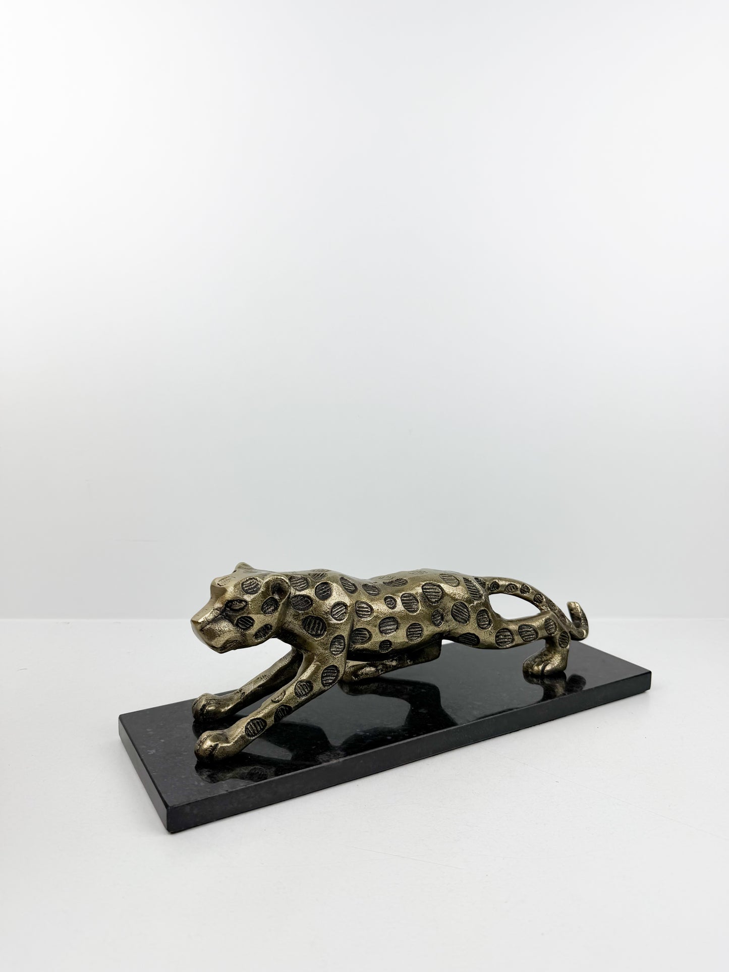 Sculpture de tigre doré en métal, pièce de décoration élégante et raffinée.