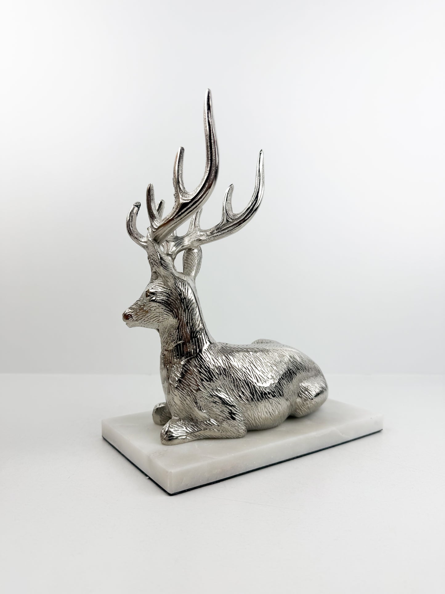 Figurine de gazelle argentée en métal, élégante et raffinée