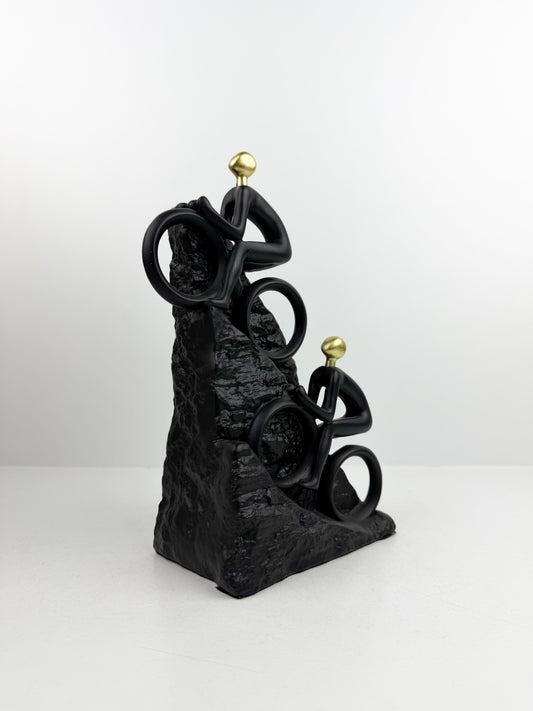 Figurine décorative deux cyclistes en pleine ascension sur une pente