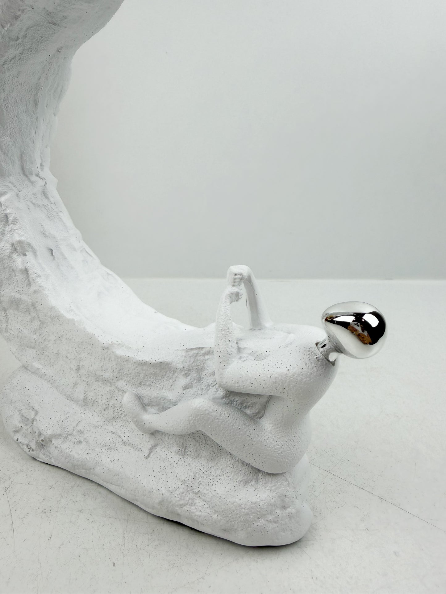 Sculpture Symbolique blanche Mains Tendes