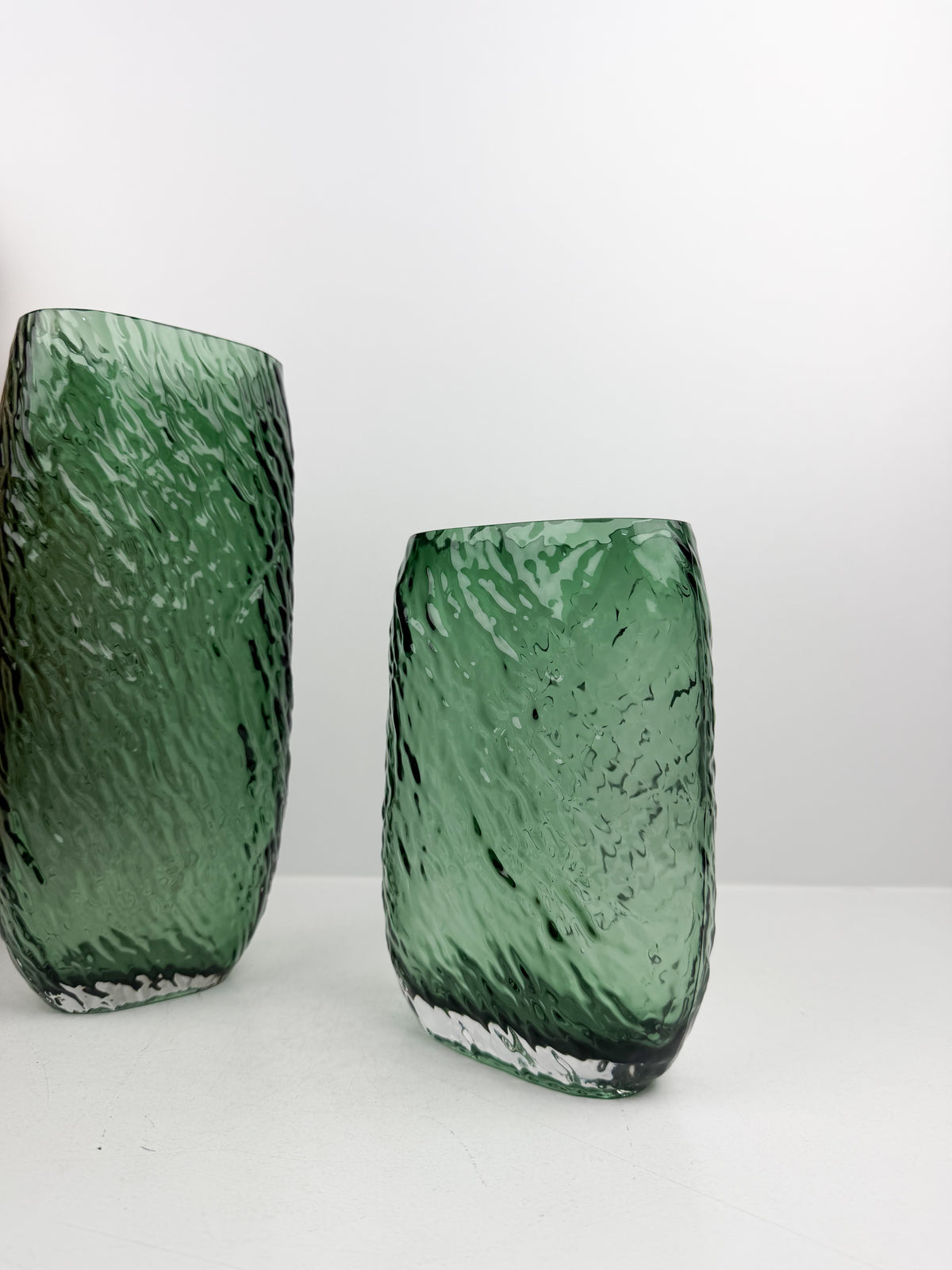Duo de vases décoratifs en vert élégants.