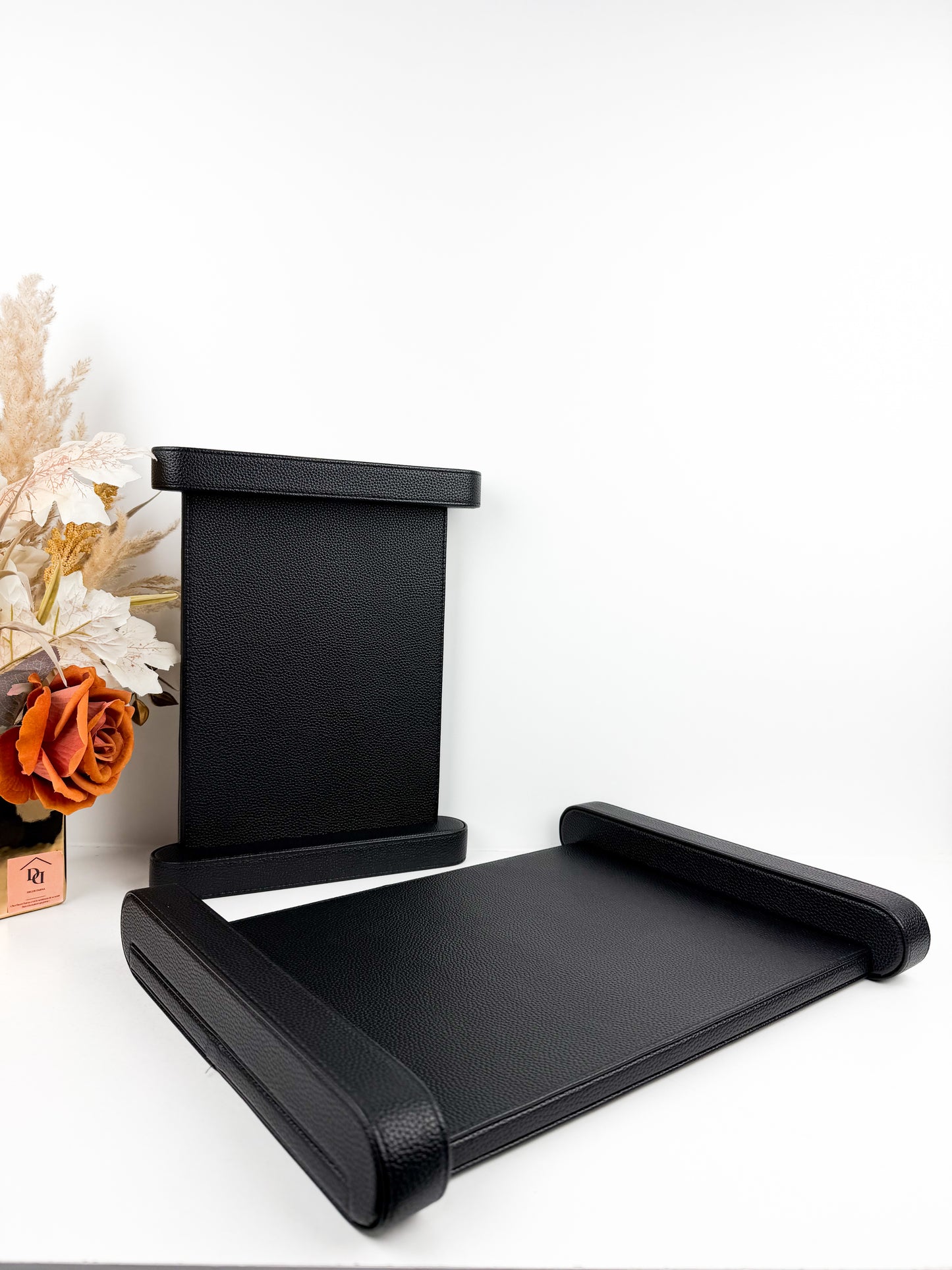 Deux plateaux en cuir noir luxe