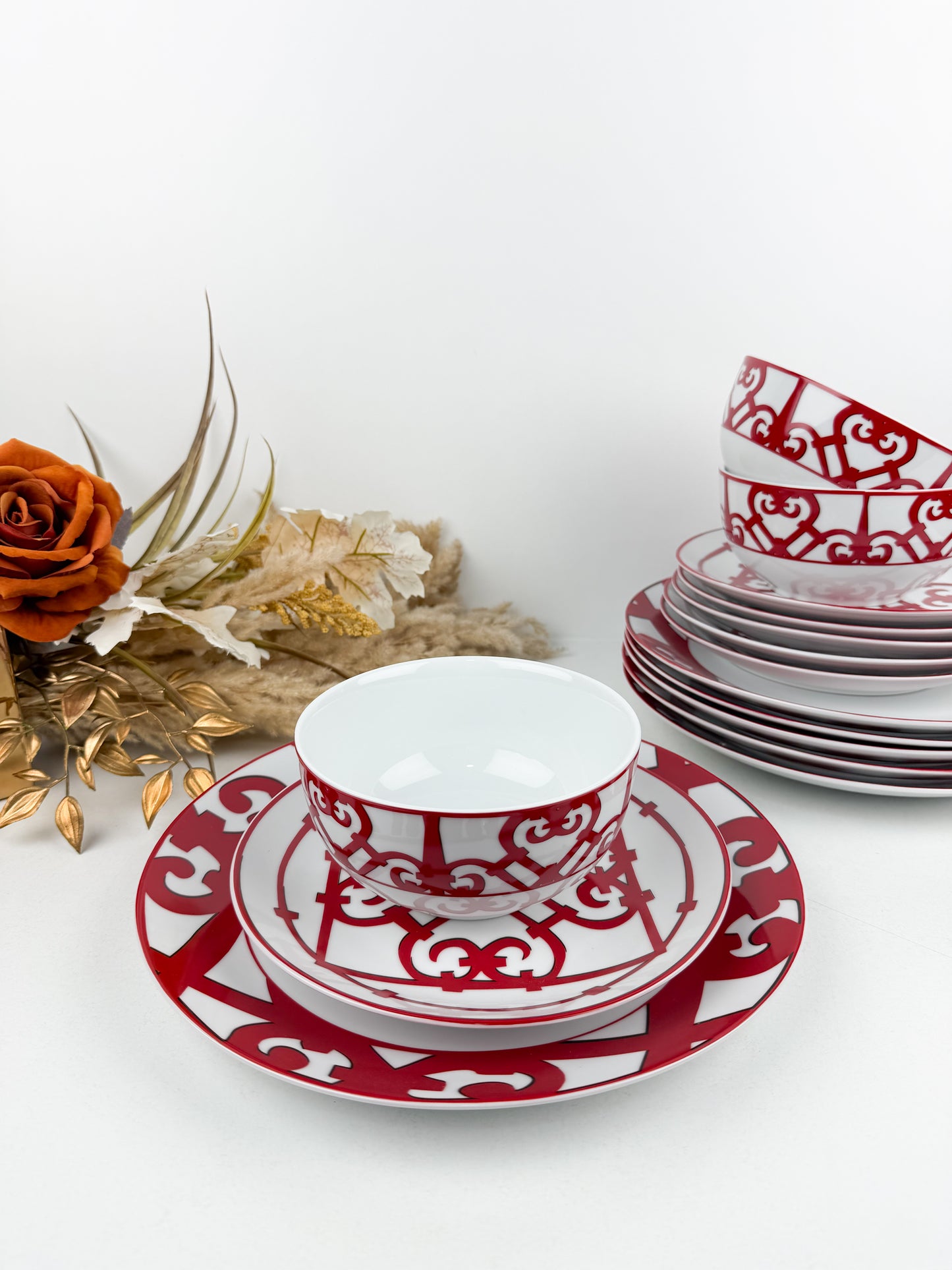 Service de porcelaine signée Hermès rouge 18 pièces