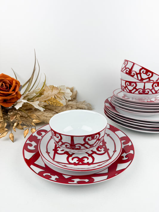 Service de porcelaine signée Hermès rouge 18 pièces