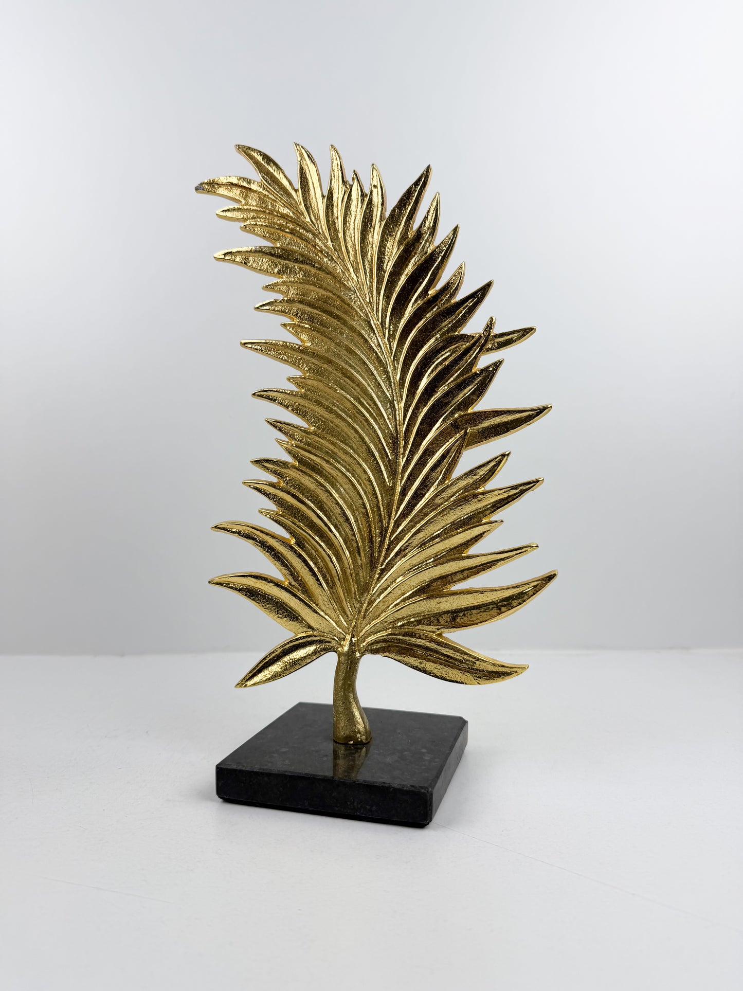 Plume décorative élégante aux finitions dorée brillante en métal