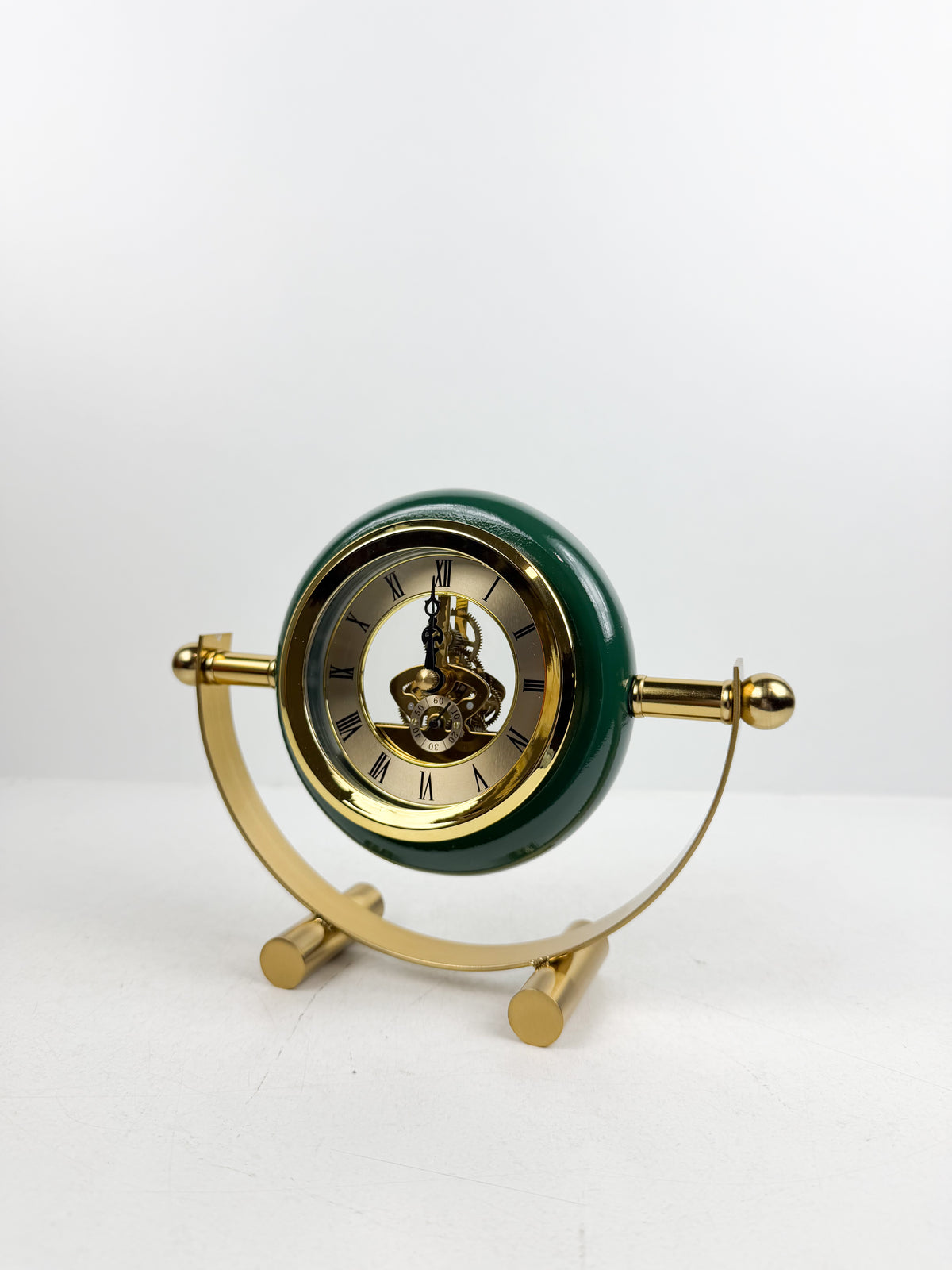 Horloge de table en métal doré de contour en vert élégant.