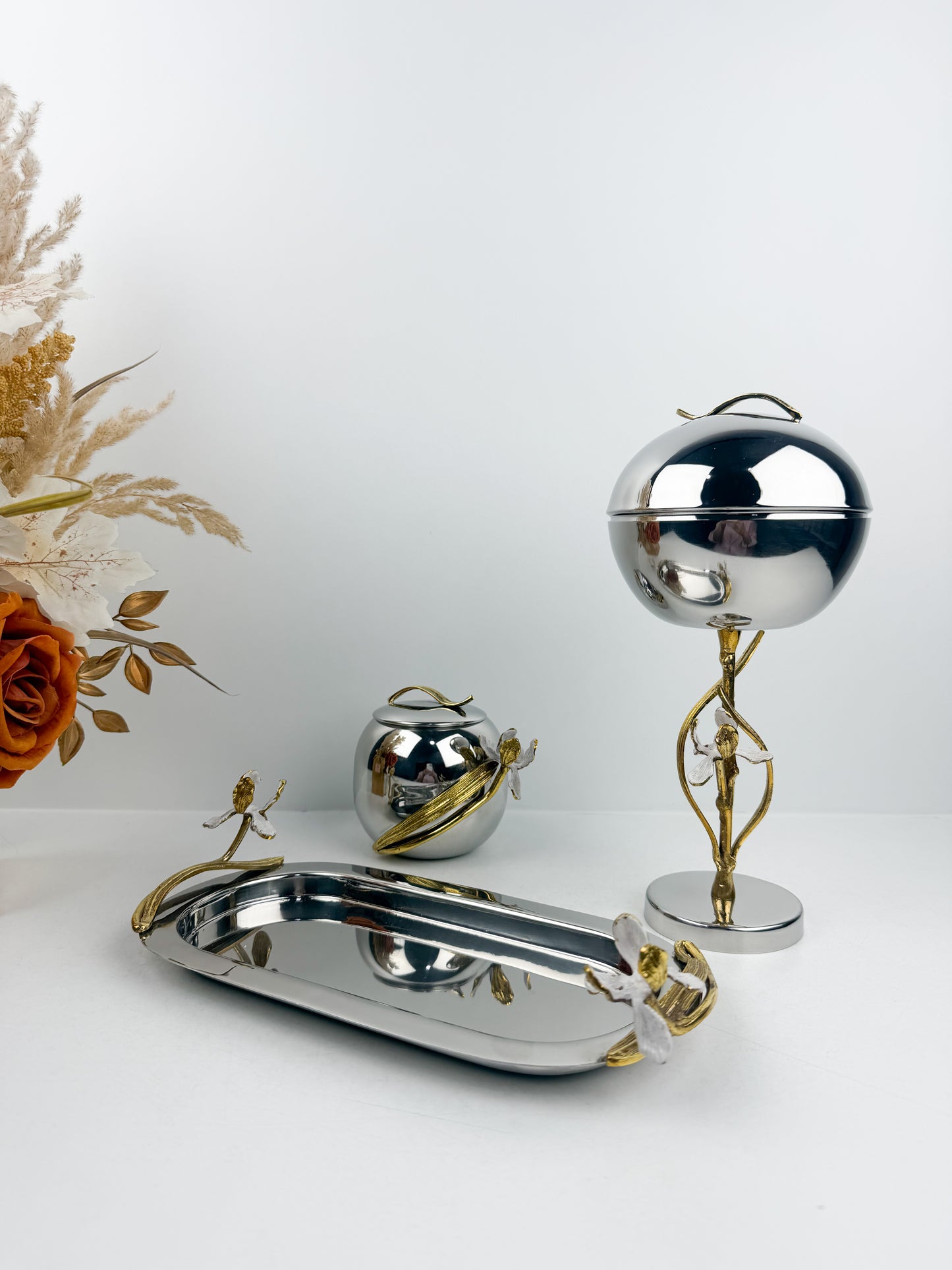 Ensemble de brûleur d'encens élégant en métal argenté de détails floraux.
