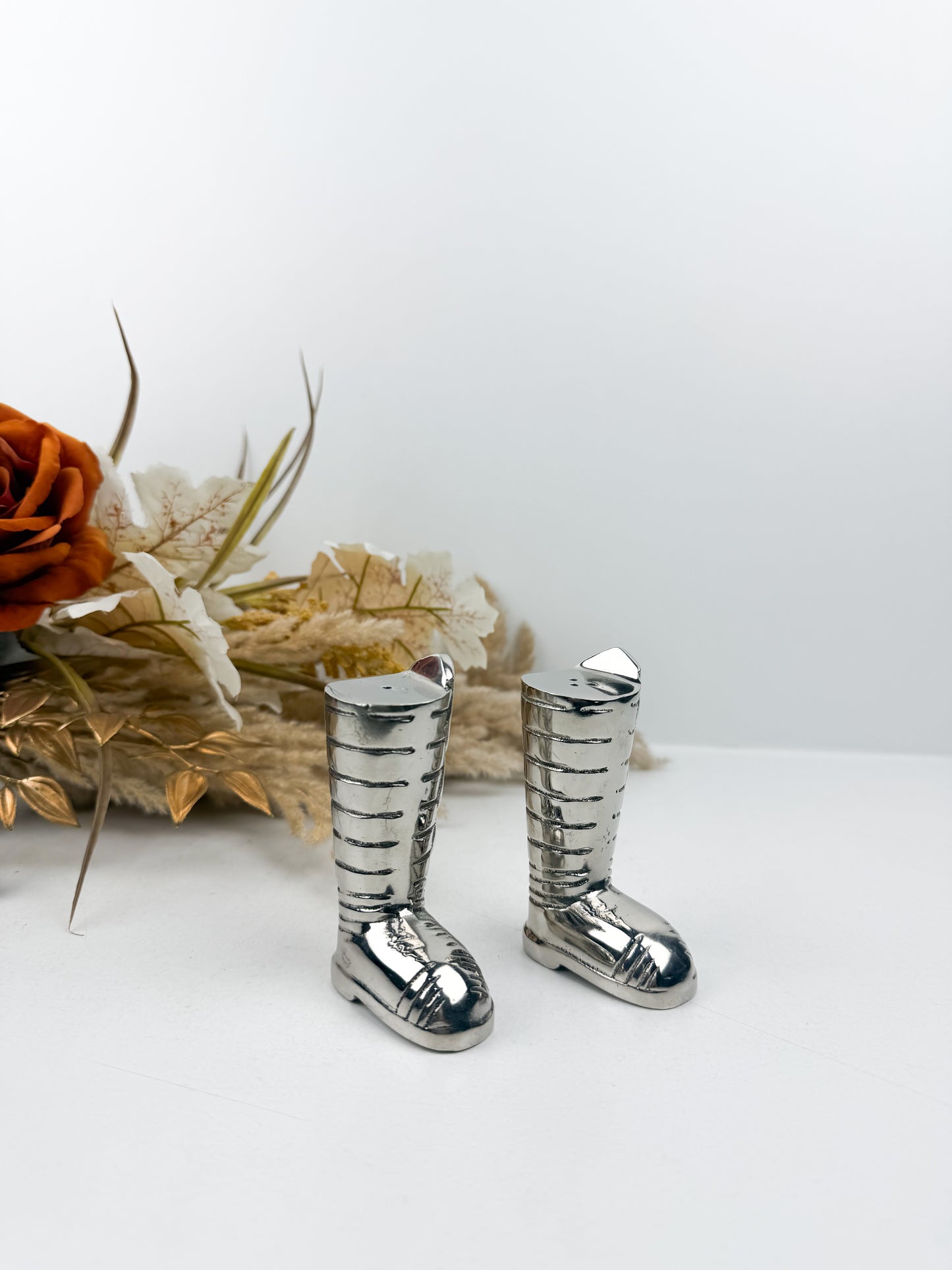 Ensemble de salière et poivrière vintage en laiton en forme de bottes argenté
