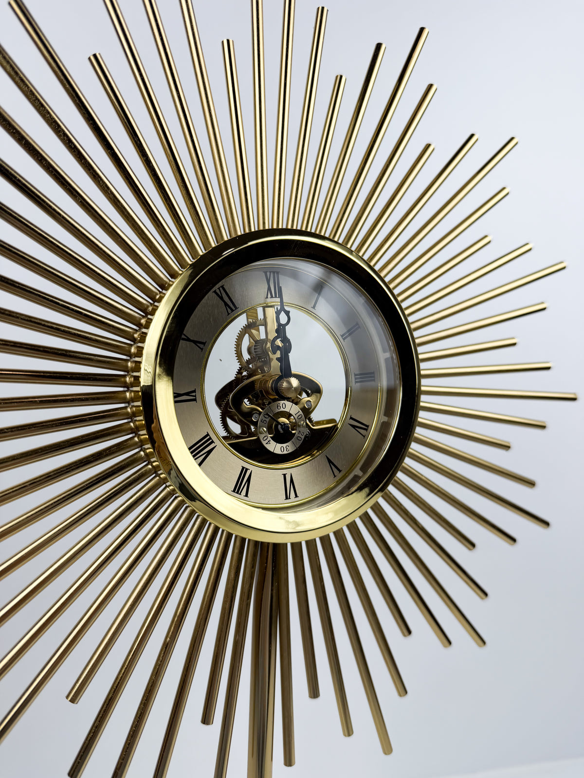 Horloge soleil en métal doré sur socle en marbre blanc.