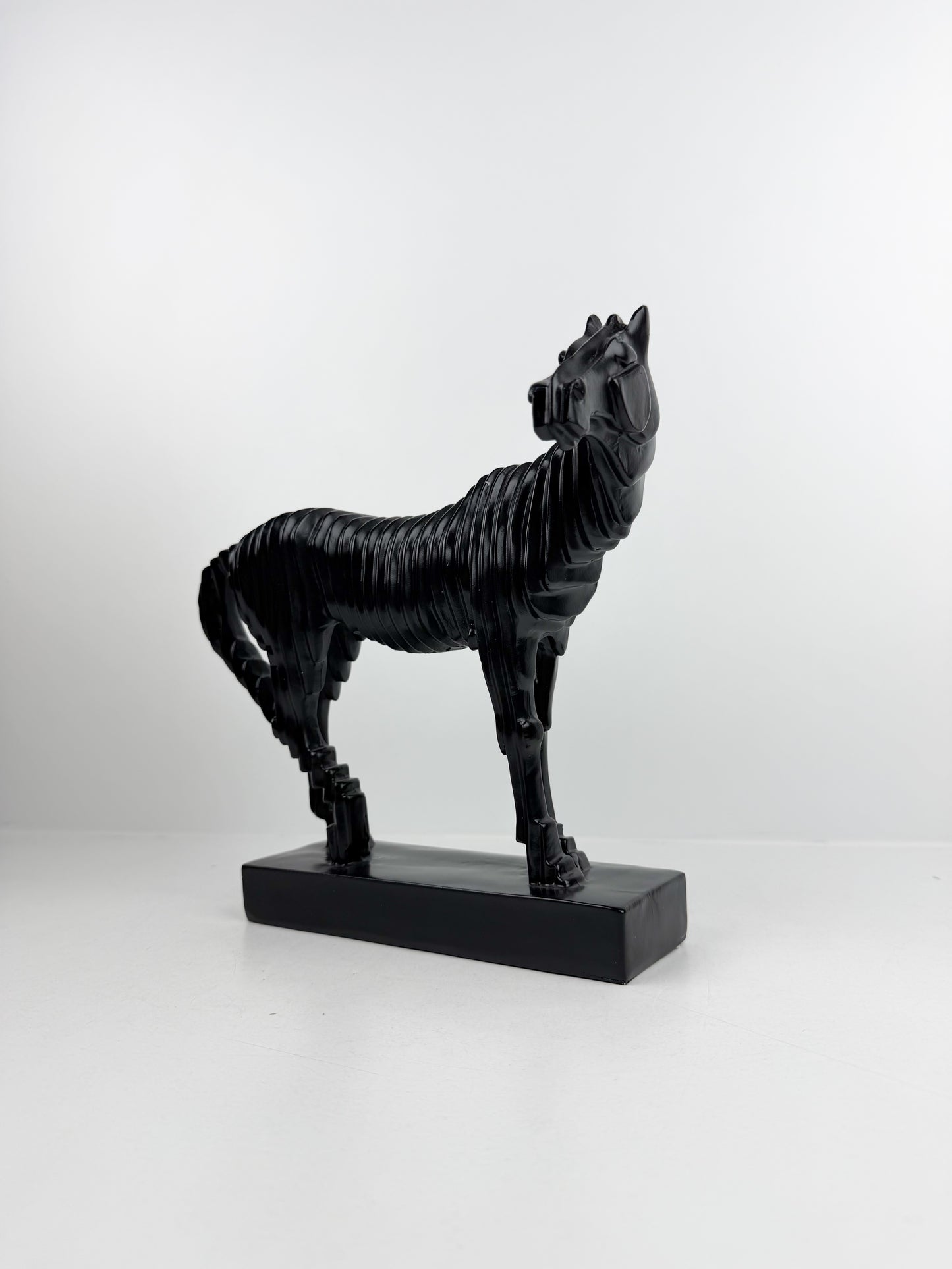 Sculpture représentant un cheval noir au design contemporain