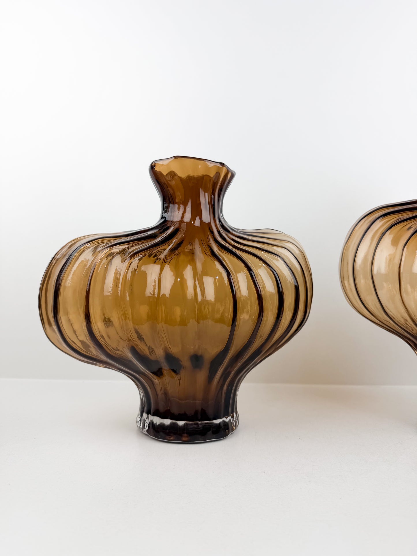 Duo de vases sculpturales en marron avec transparences élégantes
