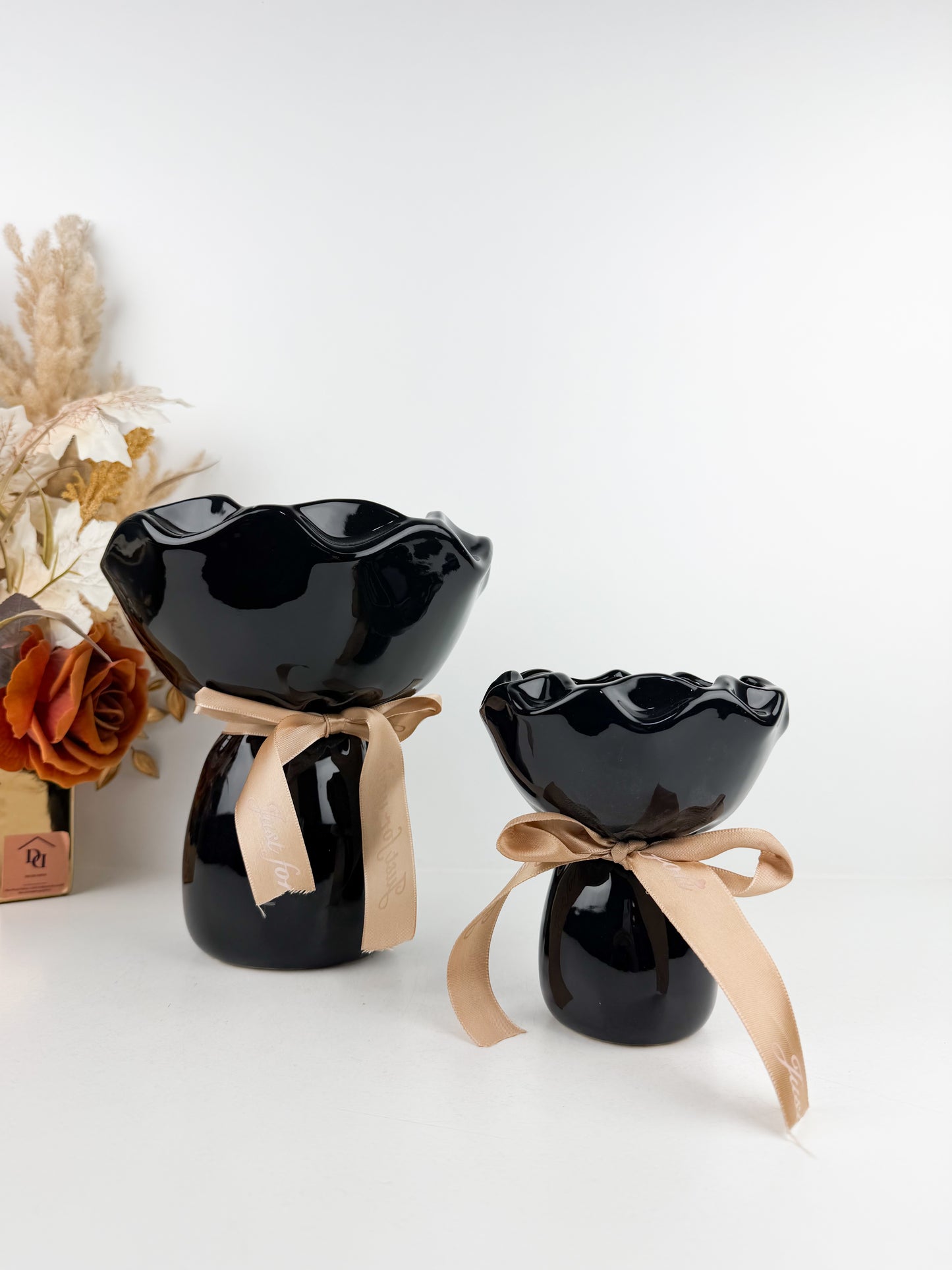 Duo vases moderne avec un col resserré, imitant la forme d'un bouquet lié par un ruban/noir