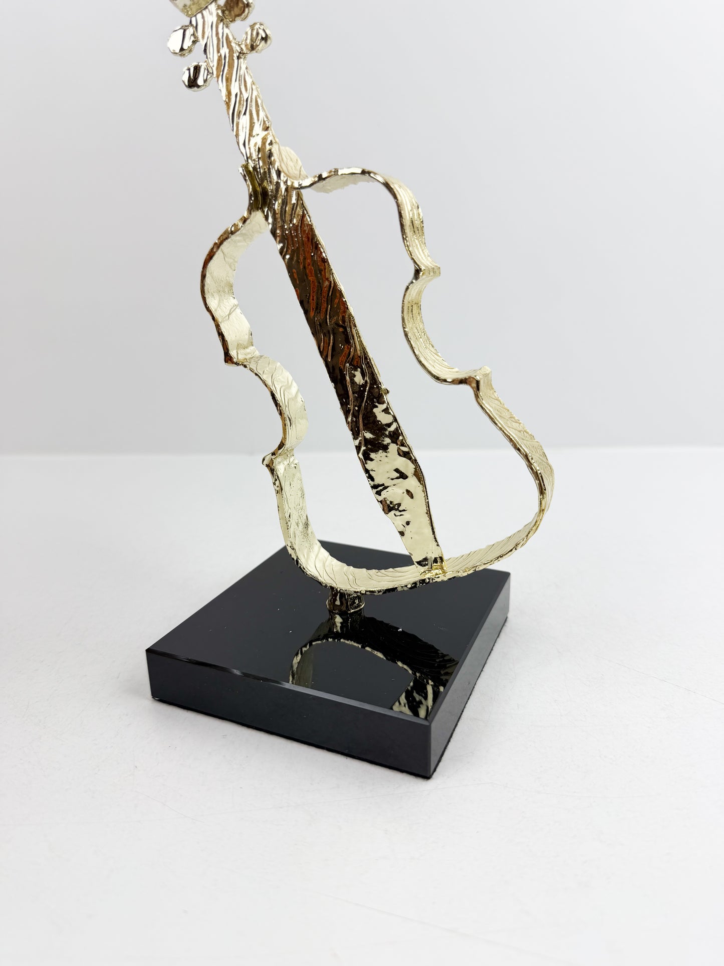 Figurine décorative élégante représentant une guitare en métal doré.