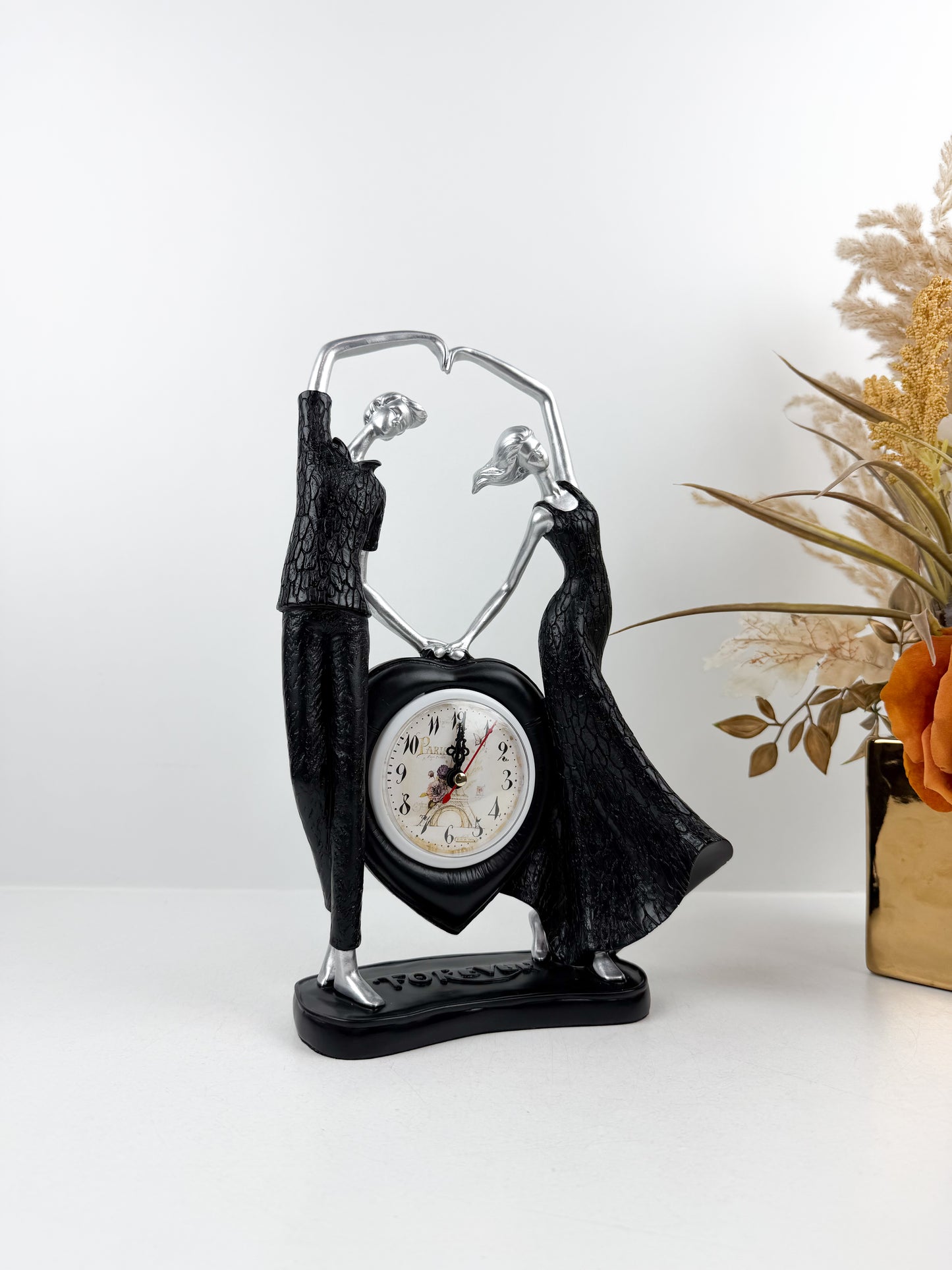 Horloge élégante ornée d'un couple décoratif intemporel