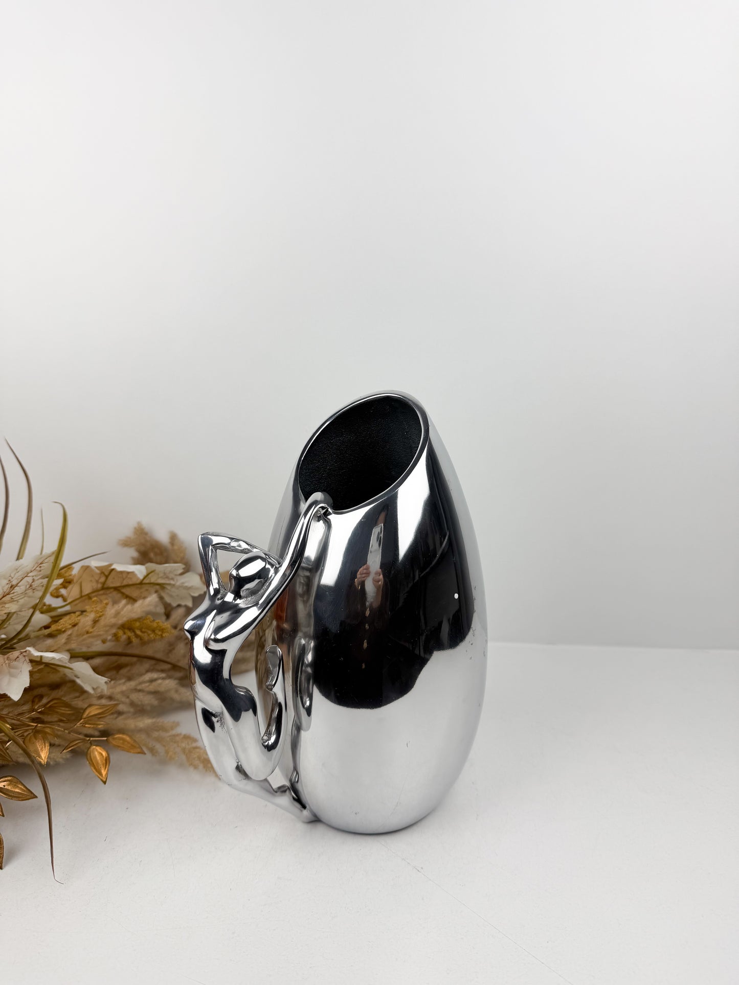 Vase élégant orné d'une silhouette féminine en métal