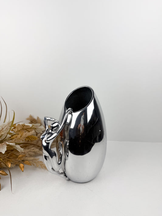Vase élégant orné d'une silhouette féminine en métal