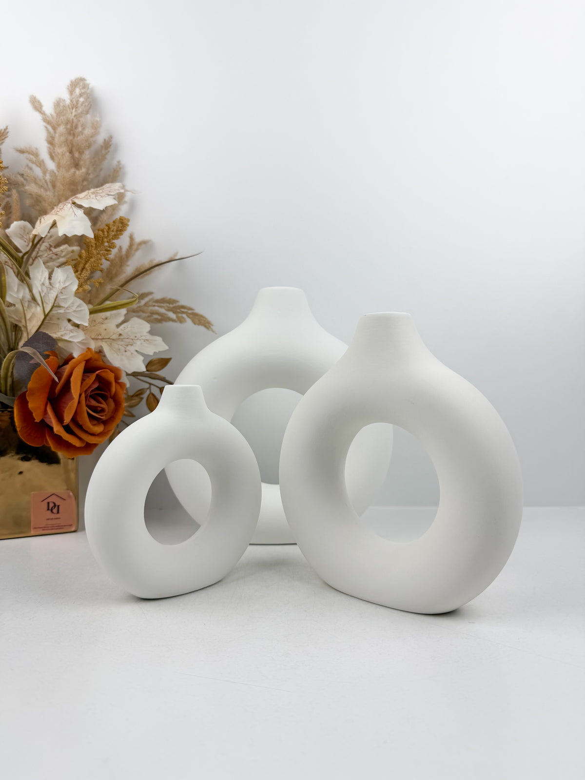 Ensemble de trois vases blancs en céramique élégants, parfaits pour sublimer vos fleurs séchées