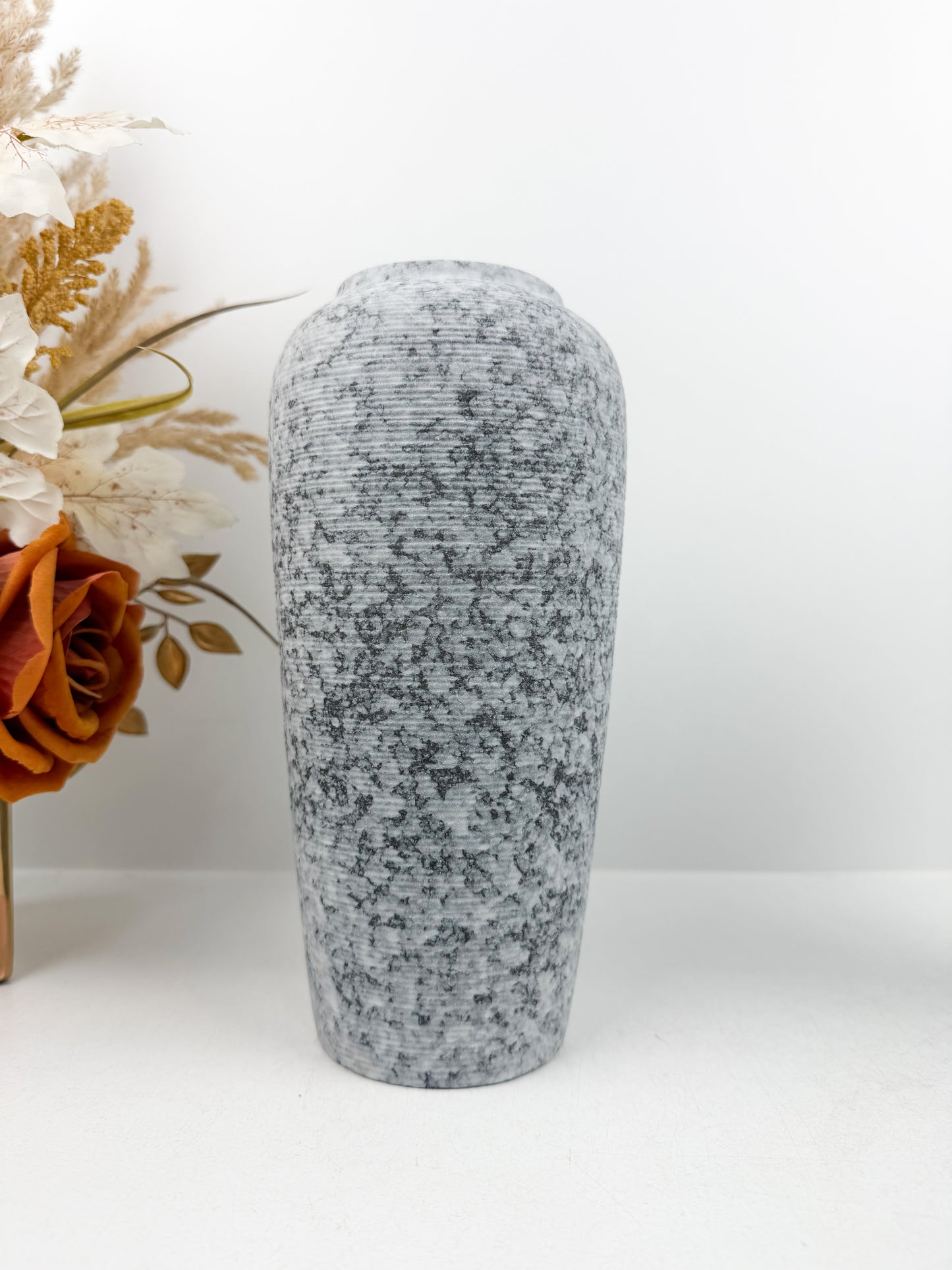 Trio de vases aux teintes grises en céramique alliant élégance et raffinement