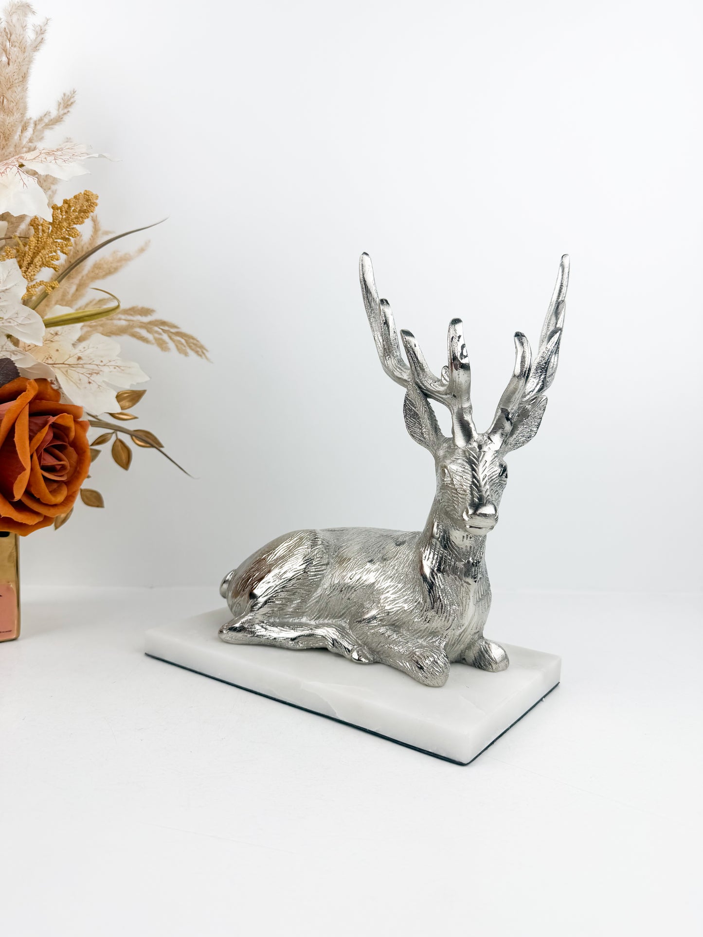 Figurine de gazelle argentée en métal, élégante et raffinée