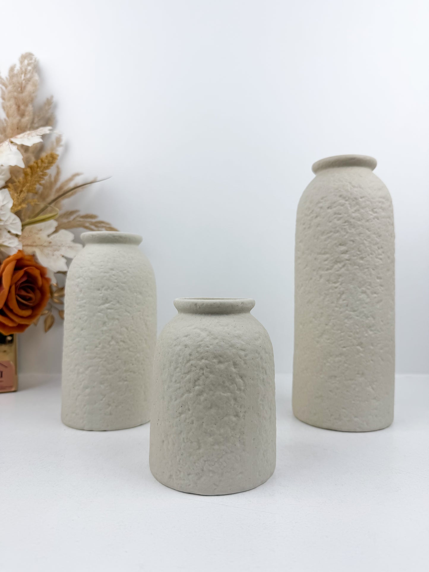 Trio de vases en céramique blanc aux lignes épurées et contemporaines