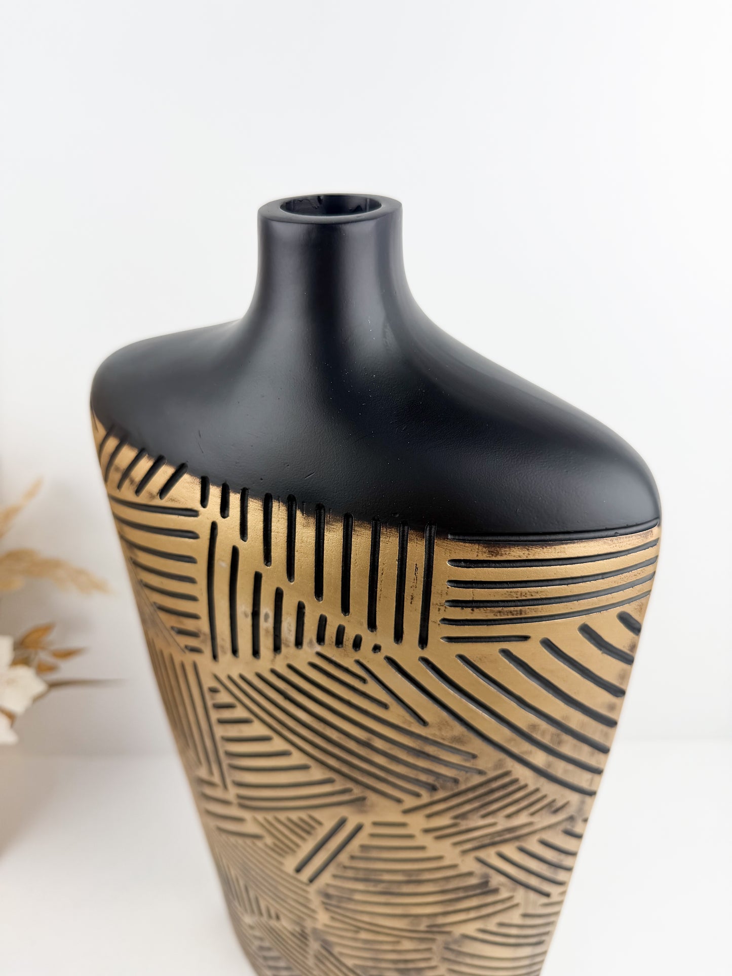 Grand vase en résine décoratif aux lignes épurées, son motif géométrique gravé incarne le style chic