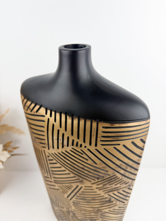 Grand vase en résine décoratif aux lignes épurées, son motif géométrique gravé incarne le style chic