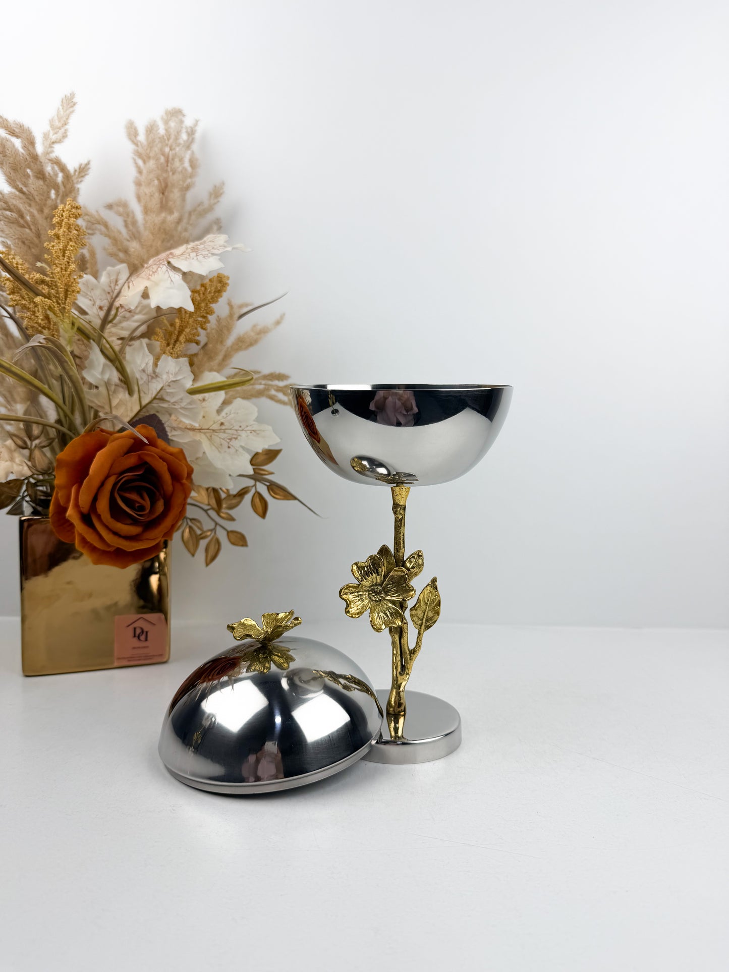 Duo d'encensoirs en métal argenté aux finitions florales