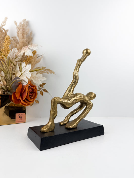 Figurine de gymnastique capturant l'essence du mouvement et de l'équilibre.
