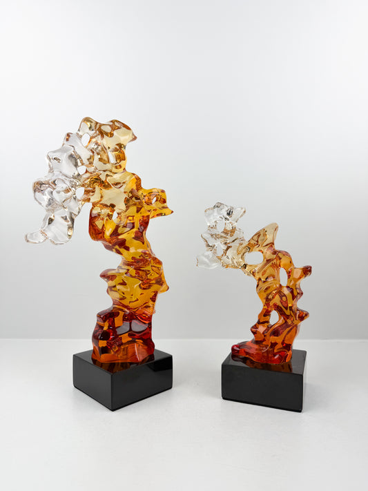 Duo de sculptures  élégantes reposant sur un socle noir élégant