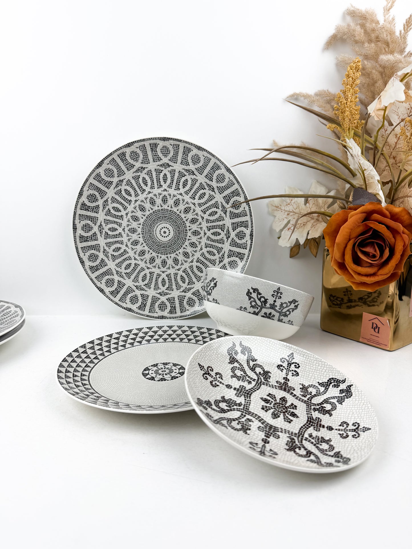 Service de table 24 pièces en porcelaine blanc et noir, alliant luxe et élégance