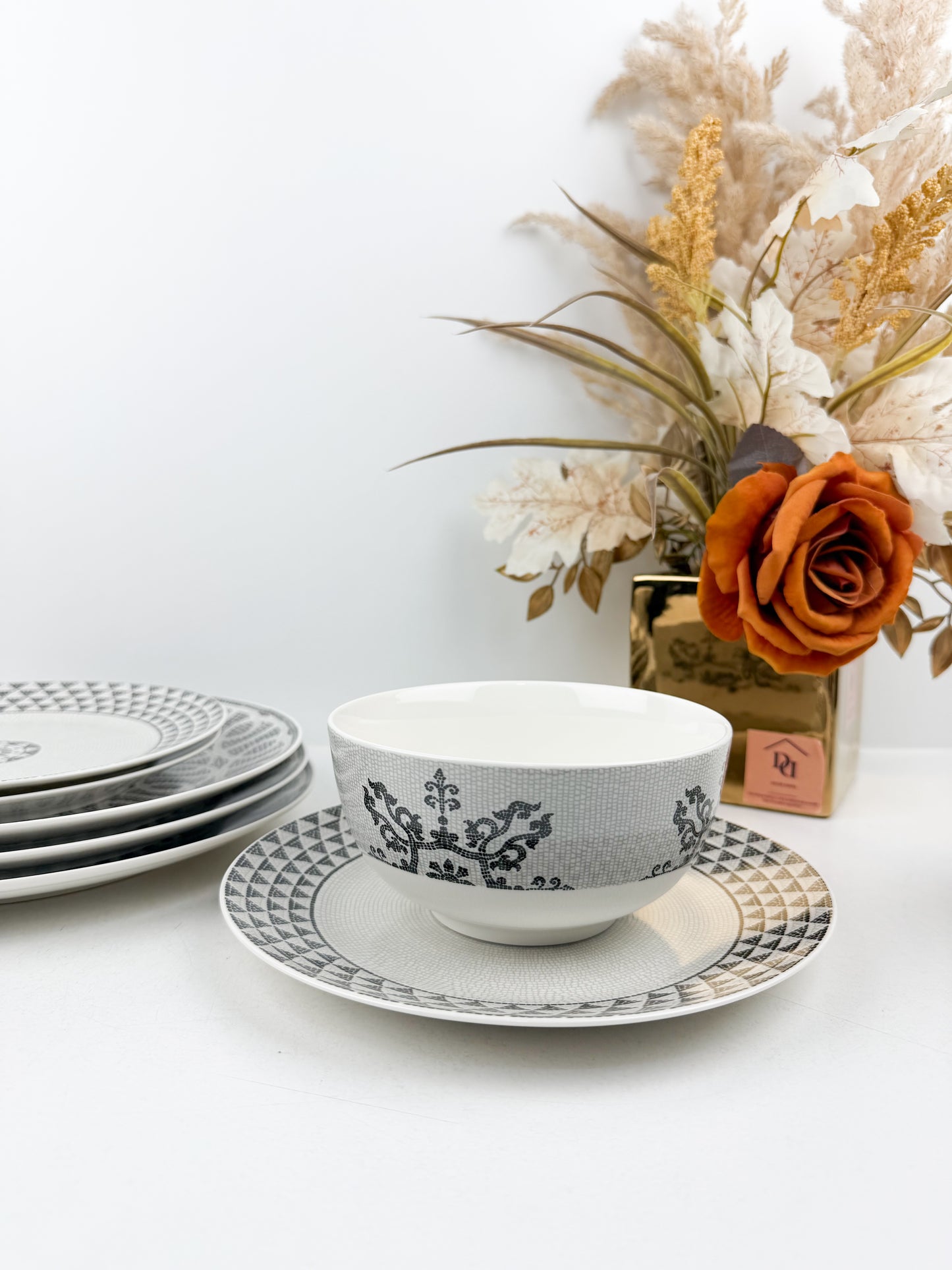 Service de table 24 pièces en porcelaine blanc et noir, alliant luxe et élégance