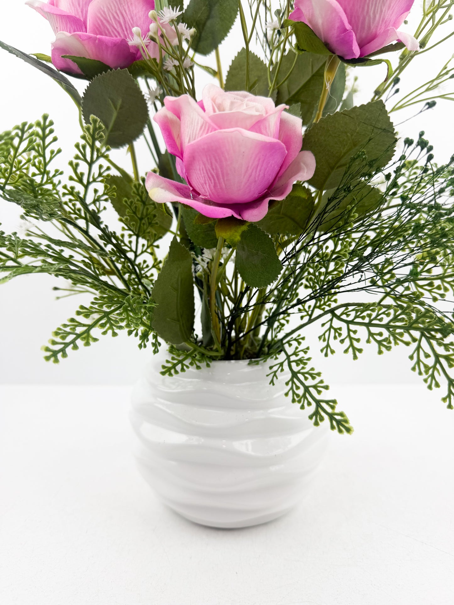 Fleurs artificielles haut de gamme dans un élégant pot en céramique blanc